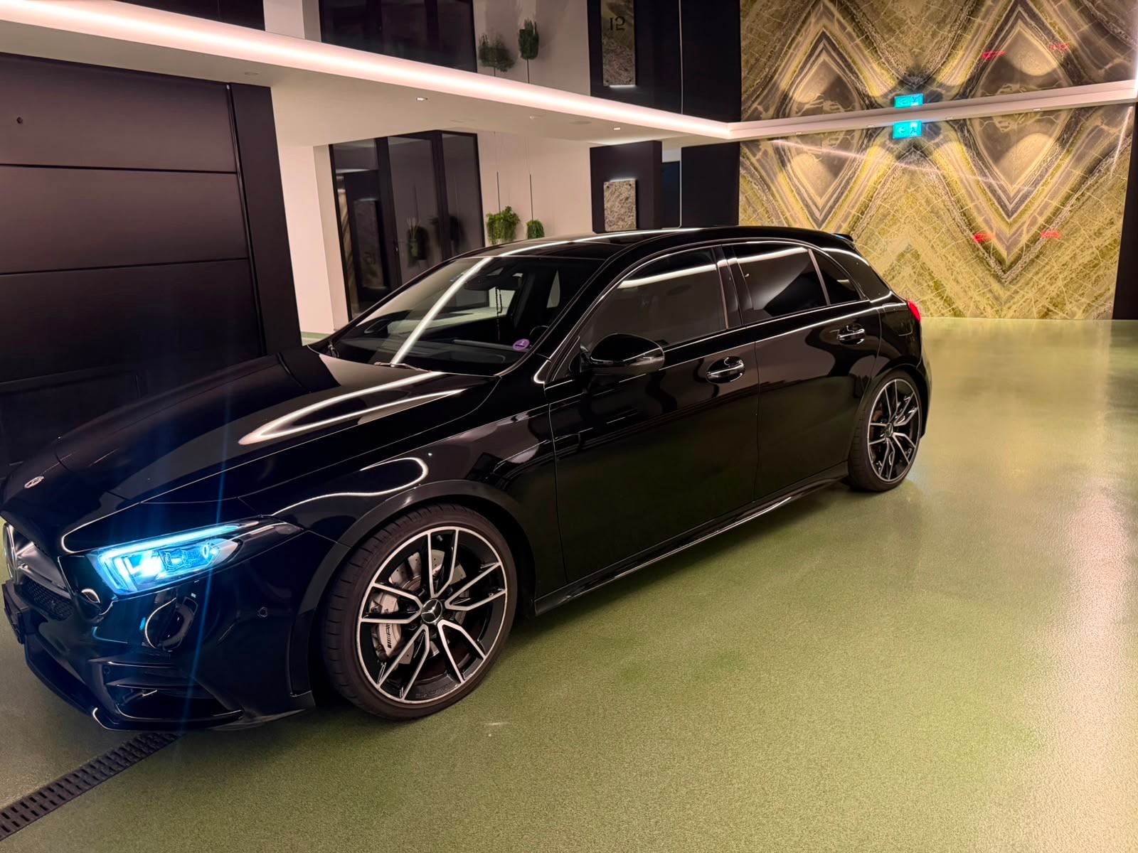 MERCEDES-BENZ A 35 AMG 4Matic Speedshift-image-1