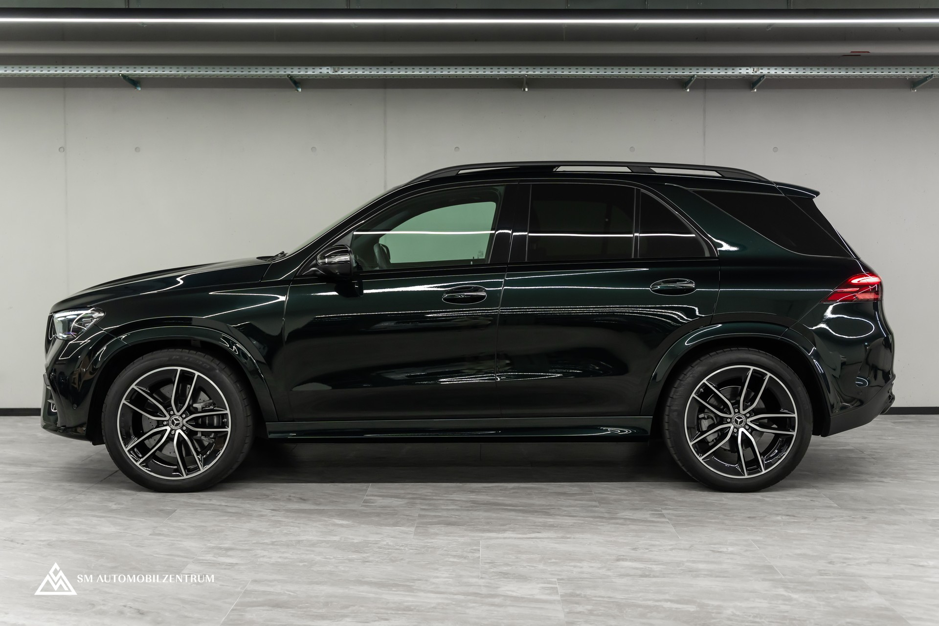 MERCEDES-BENZ GLE 450 AMG Line 4matic / Panorama / 360° / Head-Up / Smaragdgrün Metallic-image-4