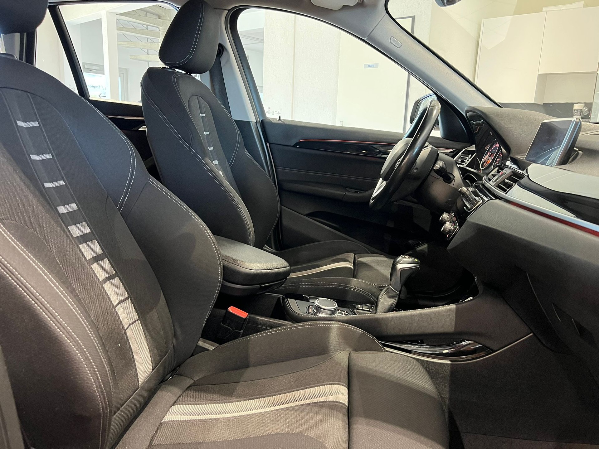 BMW X1 xDrive 20i Sport Line Steptronic *Frisch ab MFK*-image-5