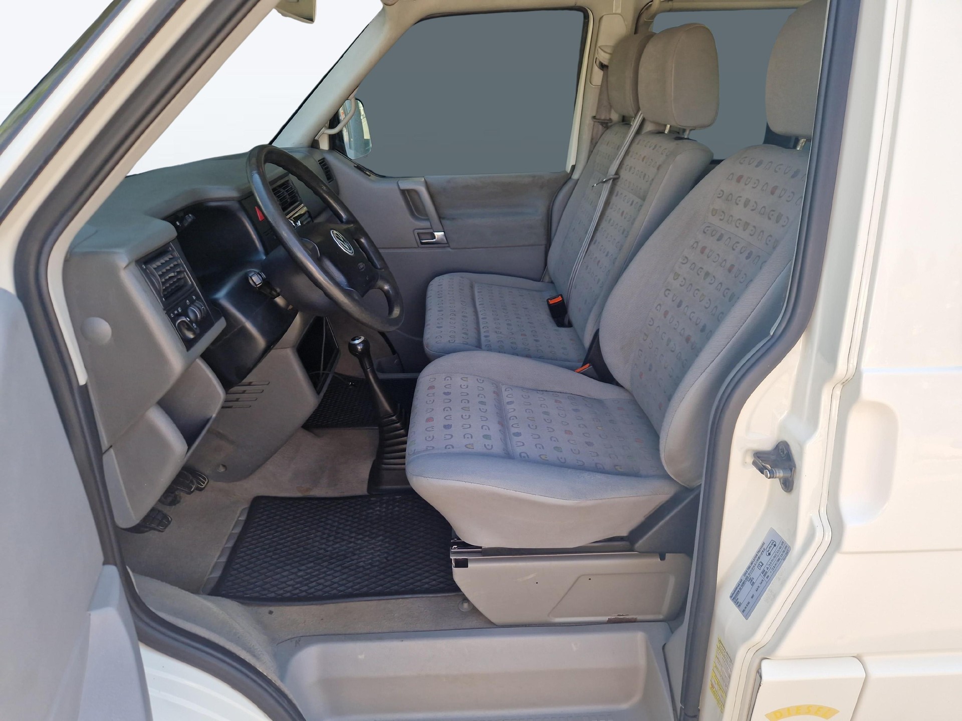VW T4 Caravelle 2920 Swiss 2.5 TDI syncro-image-12