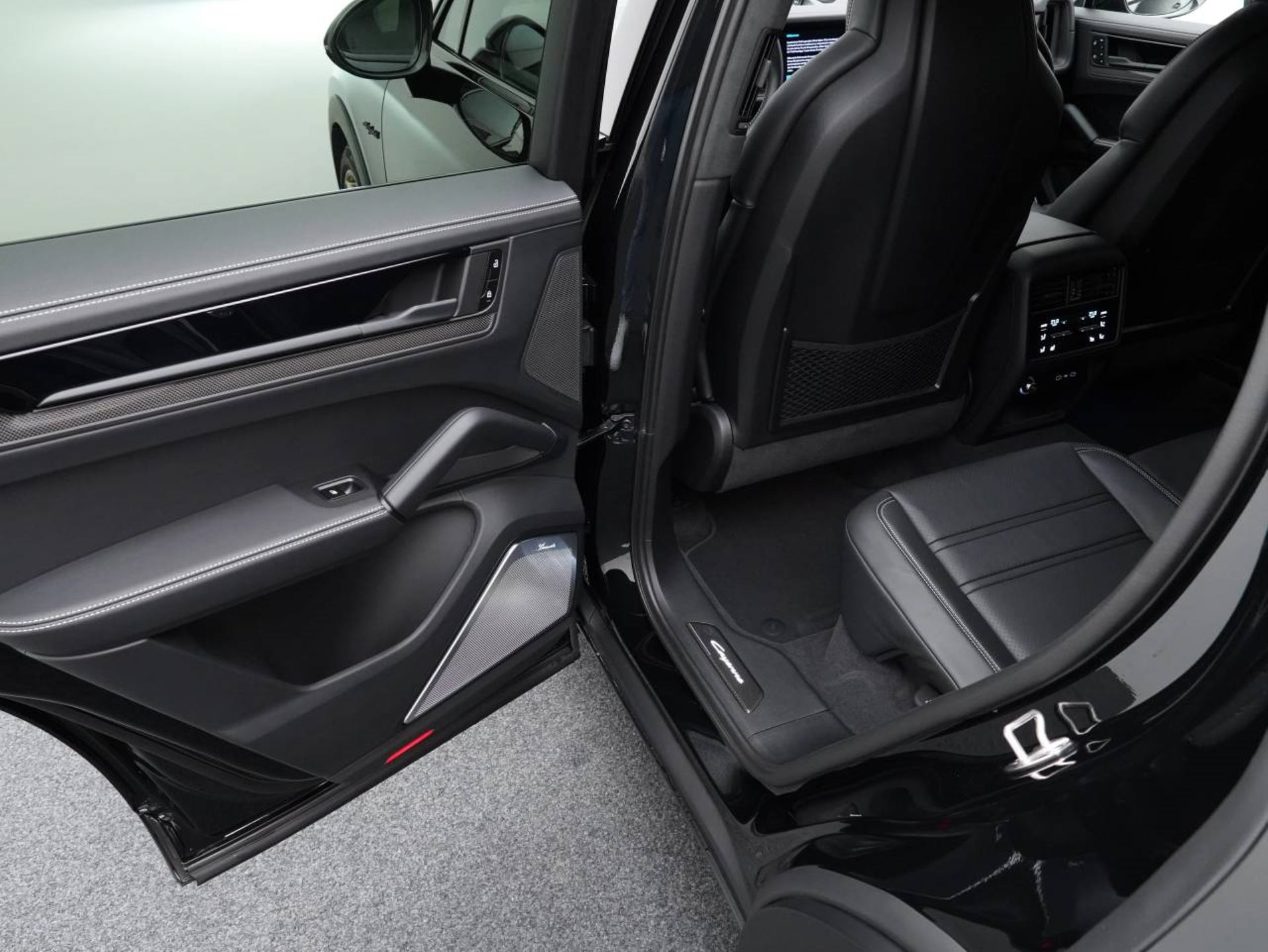PORSCHE Cayenne Turbo E-Hybrid Coupé mit GT-Paket-image-26