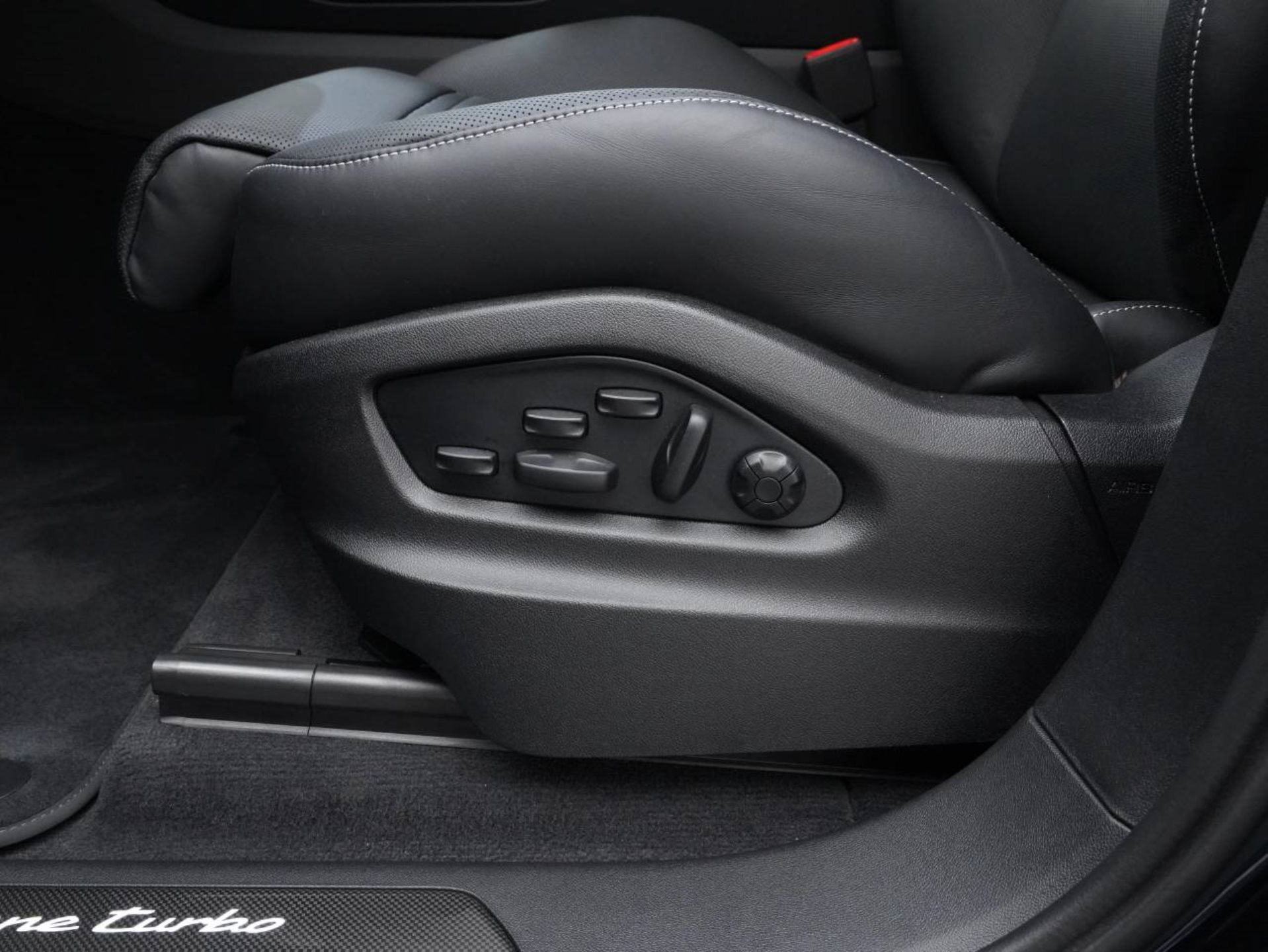 PORSCHE Cayenne Turbo E-Hybrid Coupé mit GT-Paket-image-21