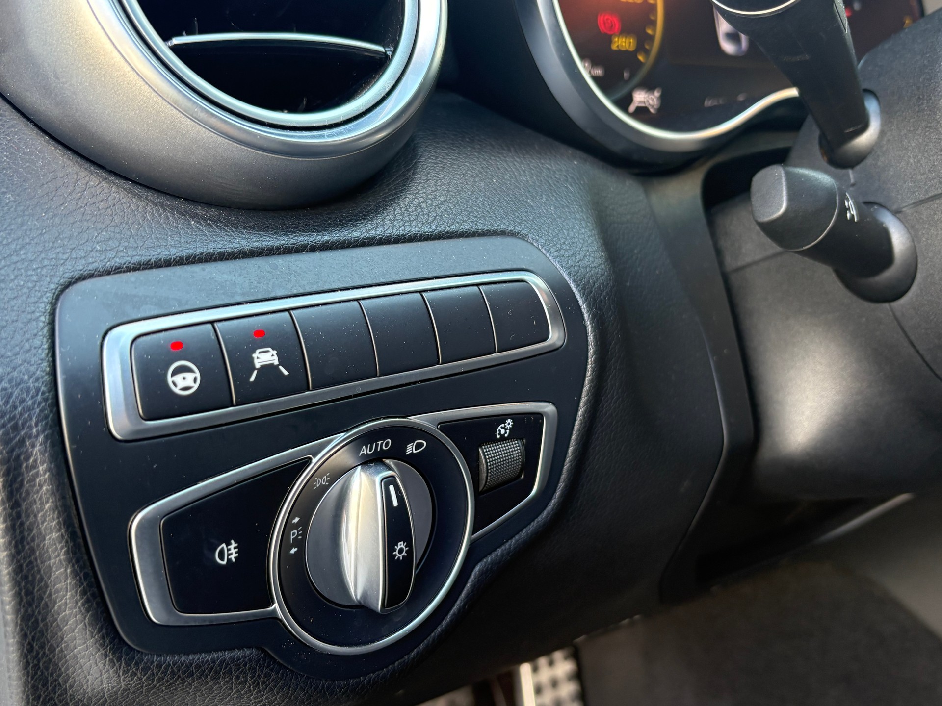 MERCEDES-BENZ C 200 Swiss Star AMG Line 4Matic 9G-Tronic-image-18