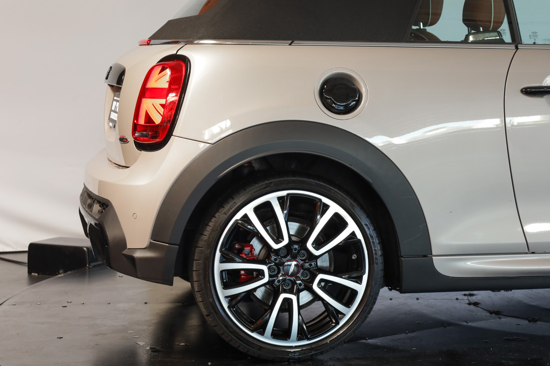MINI Cooper John Cooper Works Cabriolet Steptronic-image-7