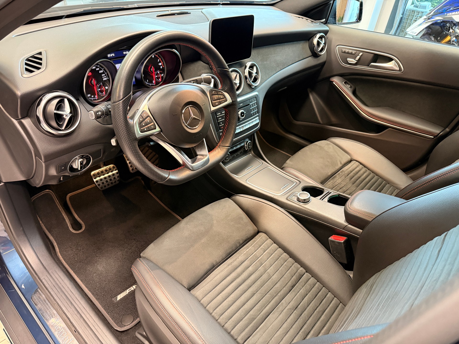MERCEDES-BENZ GLA 250 Swiss Star AMG Line 4m-image-5