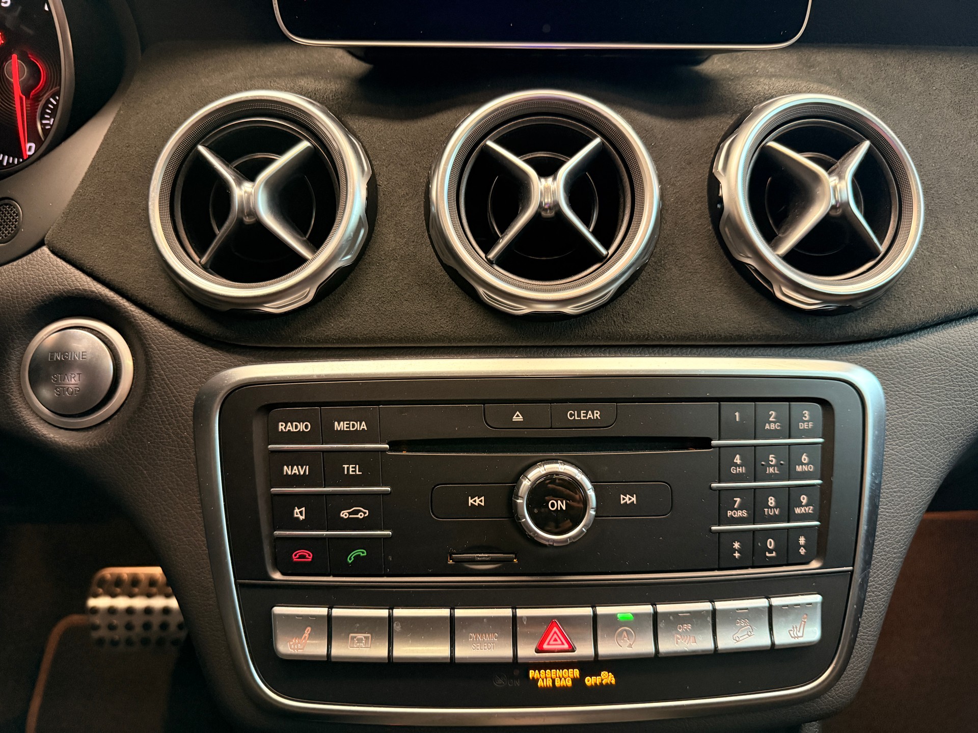MERCEDES-BENZ GLA 250 Swiss Star AMG Line 4m-image-9