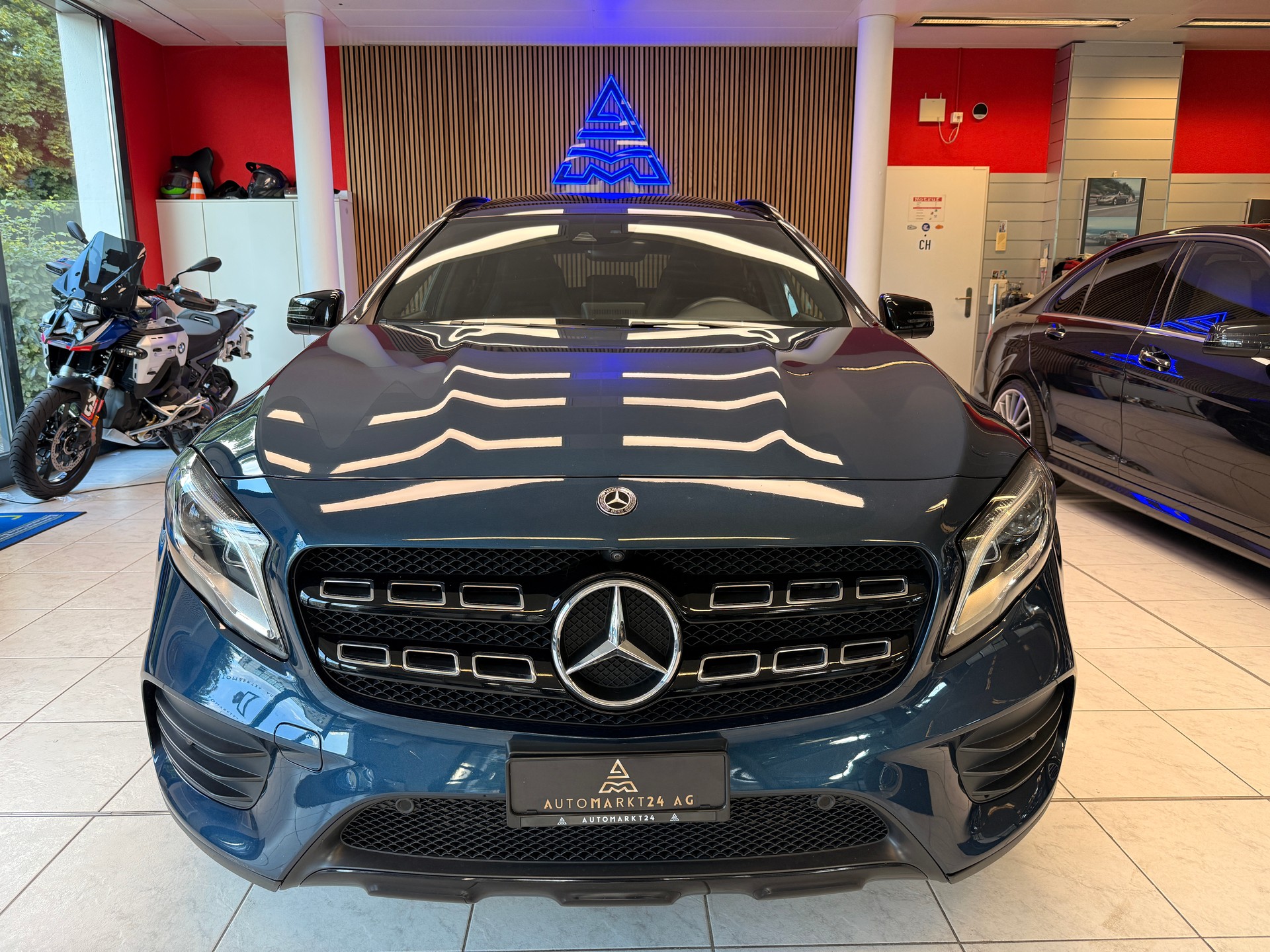 MERCEDES-BENZ GLA 250 Swiss Star AMG Line 4m-image-1