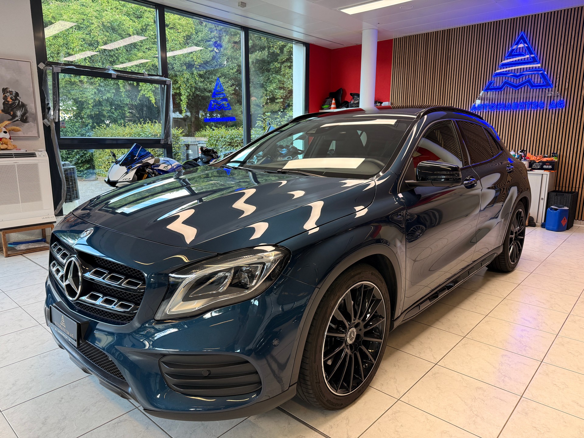 MERCEDES-BENZ GLA 250 Swiss Star AMG Line 4m-image-2