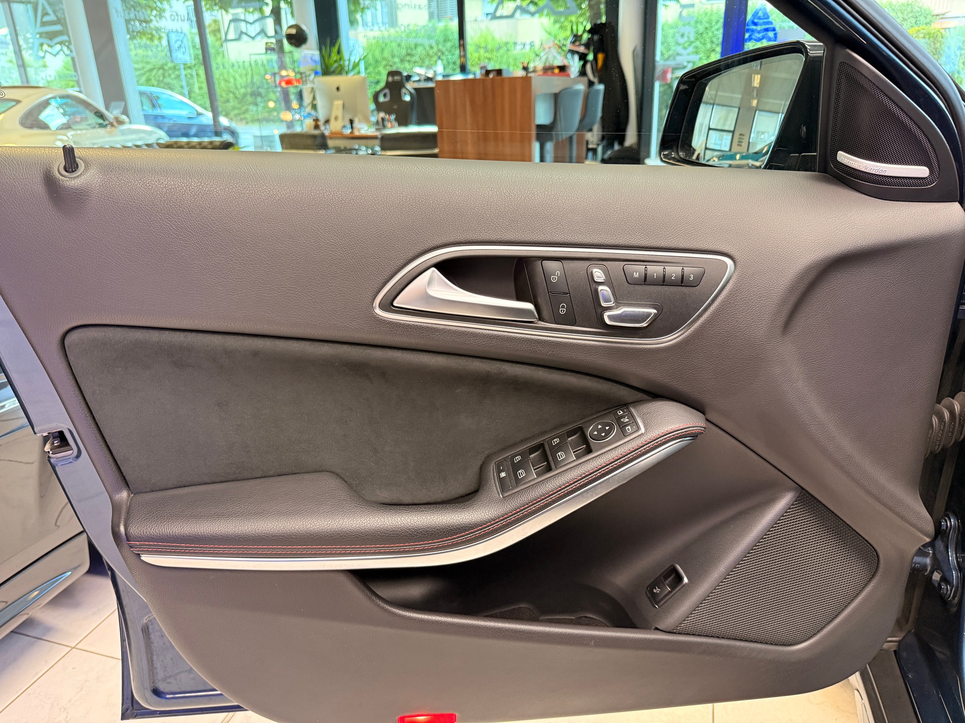 MERCEDES-BENZ GLA 250 Swiss Star AMG Line 4m-image-6