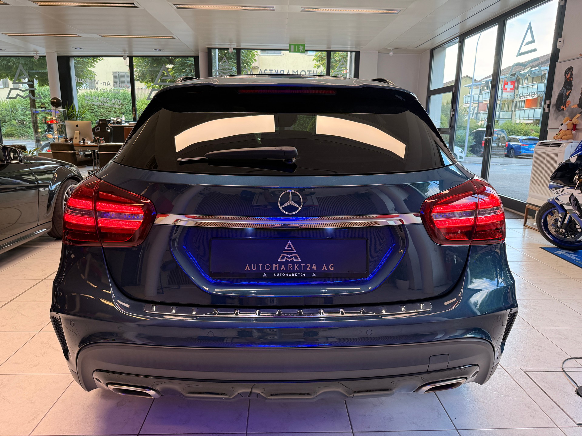 MERCEDES-BENZ GLA 250 Swiss Star AMG Line 4m-image-14