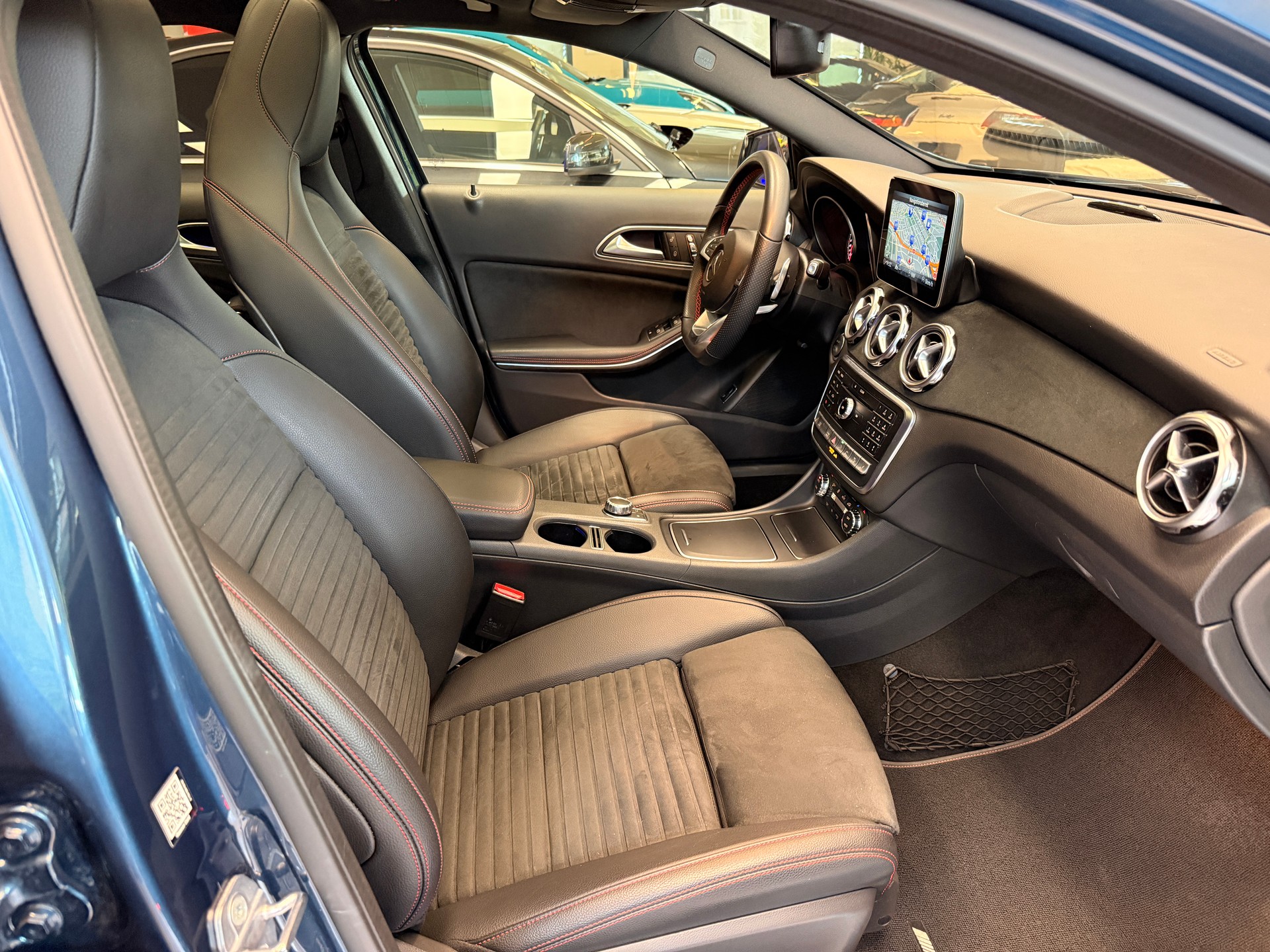 MERCEDES-BENZ GLA 250 Swiss Star AMG Line 4m-image-10