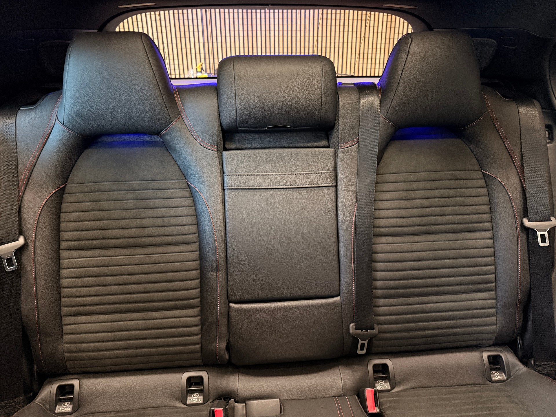 MERCEDES-BENZ GLA 250 Swiss Star AMG Line 4m-image-12