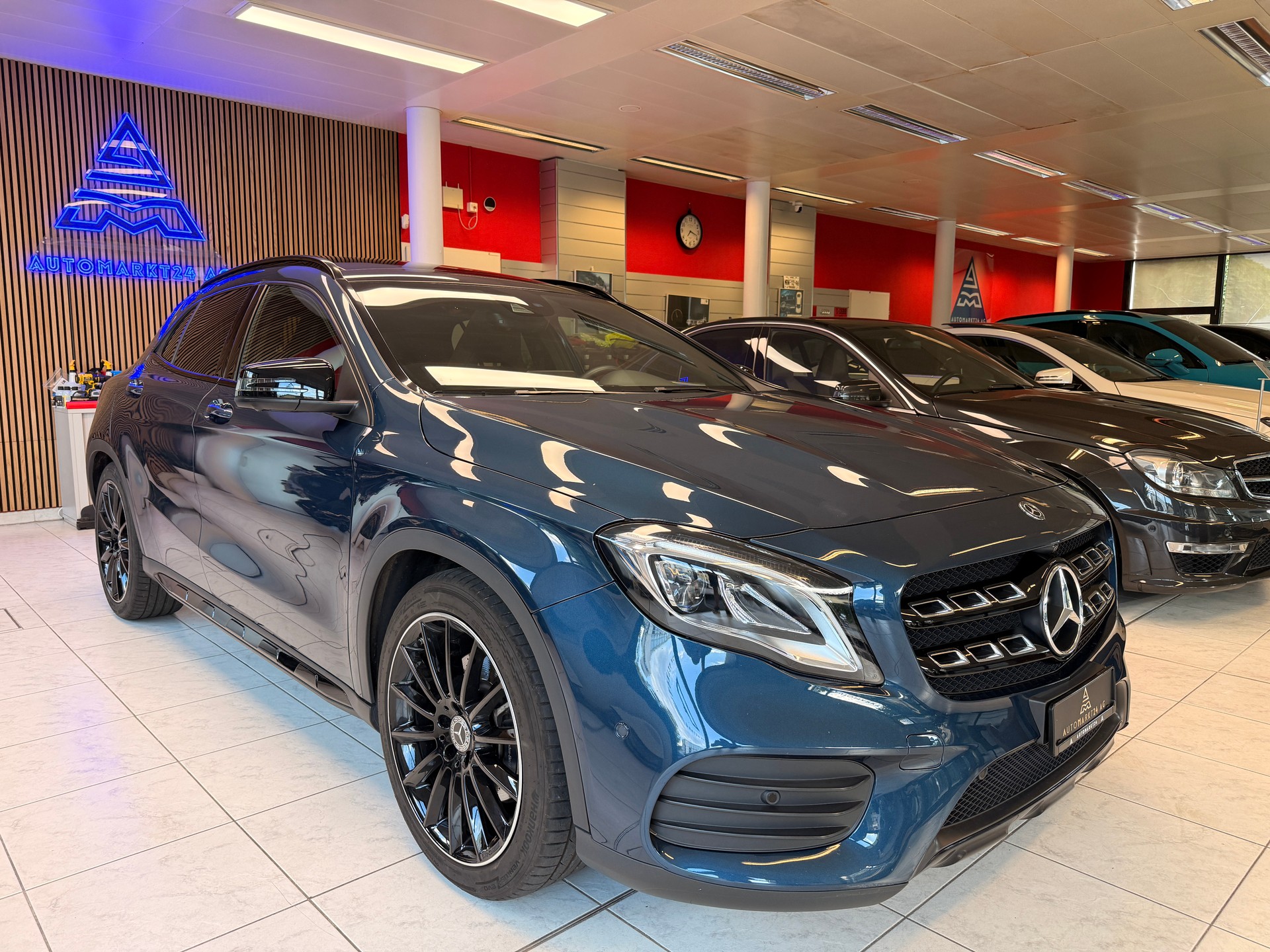 MERCEDES-BENZ GLA 250 Swiss Star AMG Line 4m-image-0