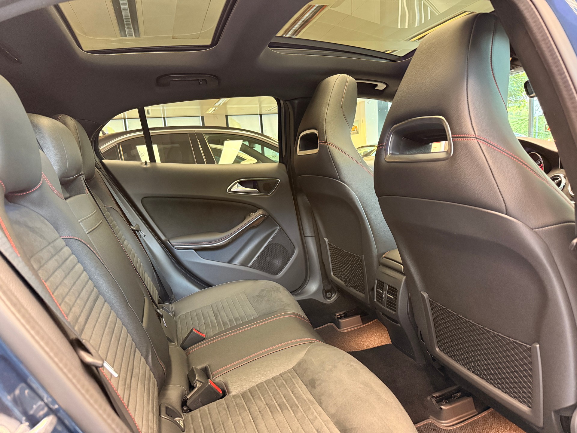 MERCEDES-BENZ GLA 250 Swiss Star AMG Line 4m-image-11