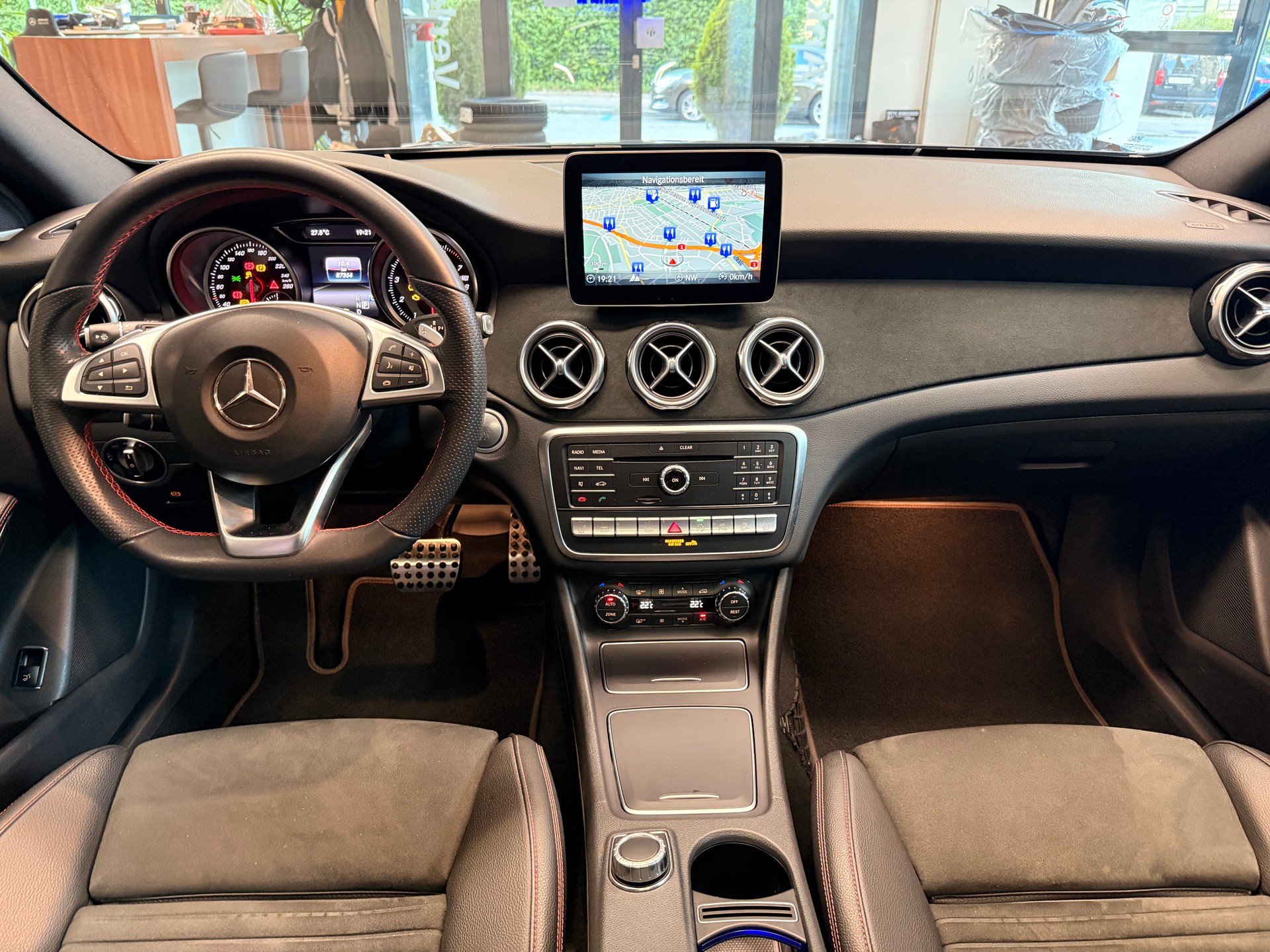 MERCEDES-BENZ GLA 250 Swiss Star AMG Line 4m-image-7