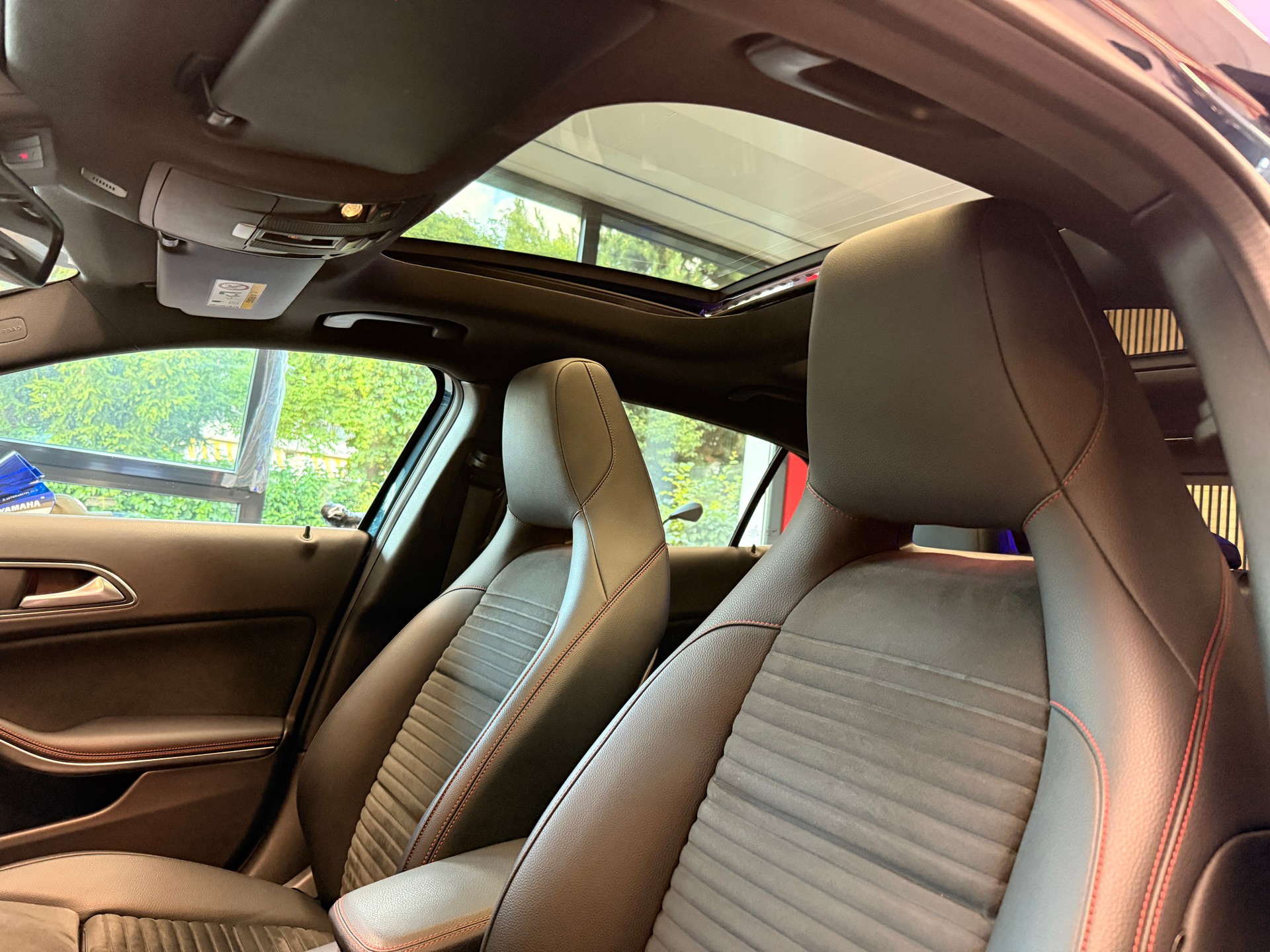 MERCEDES-BENZ GLA 250 Swiss Star AMG Line 4m-image-3