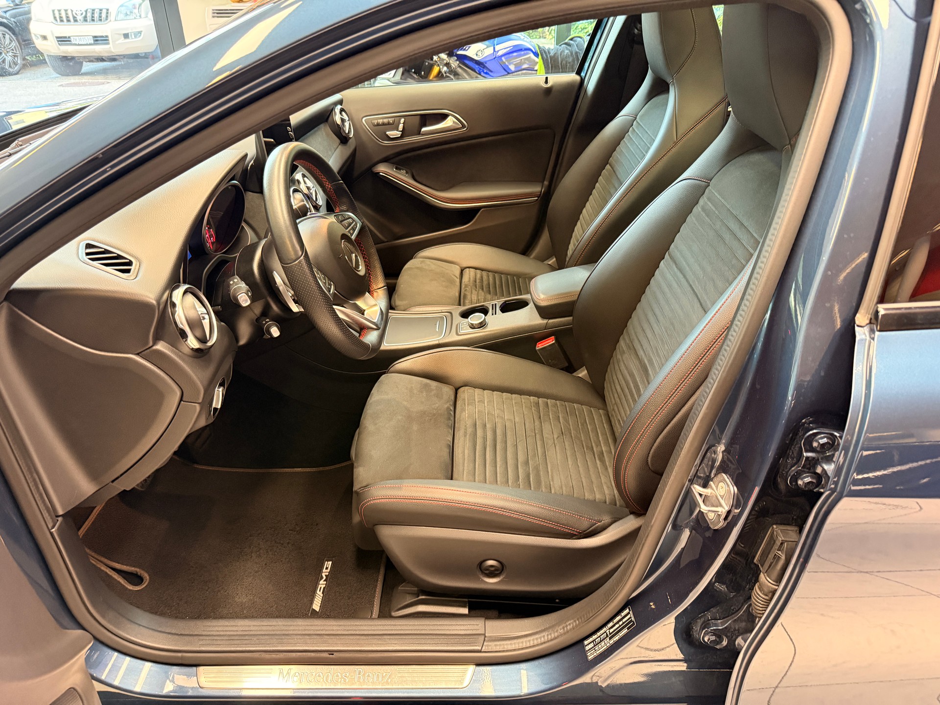 MERCEDES-BENZ GLA 250 Swiss Star AMG Line 4m-image-4