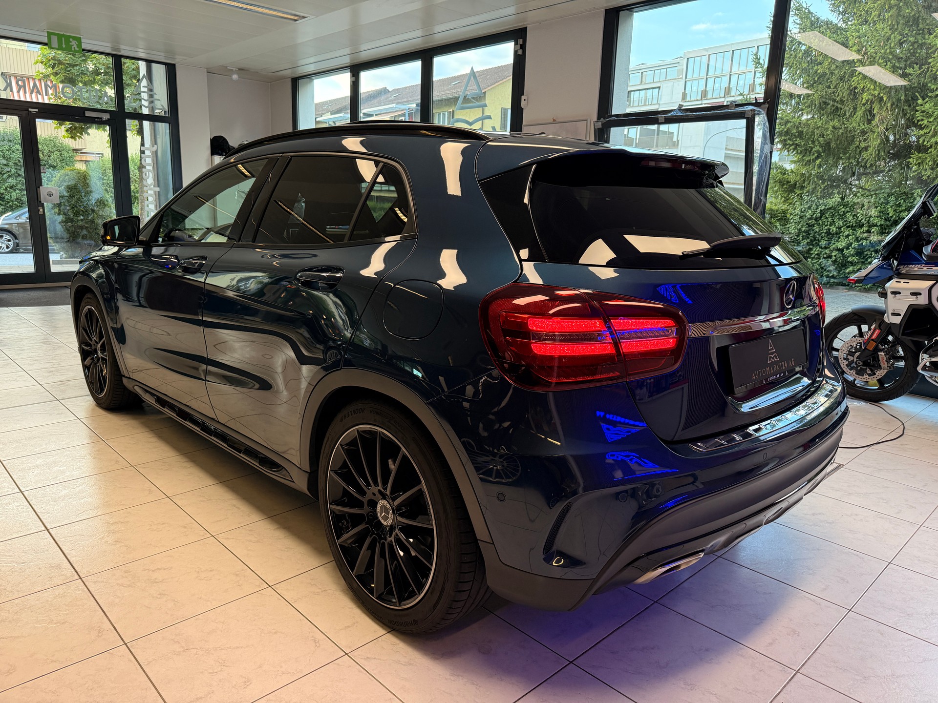 MERCEDES-BENZ GLA 250 Swiss Star AMG Line 4m-image-13