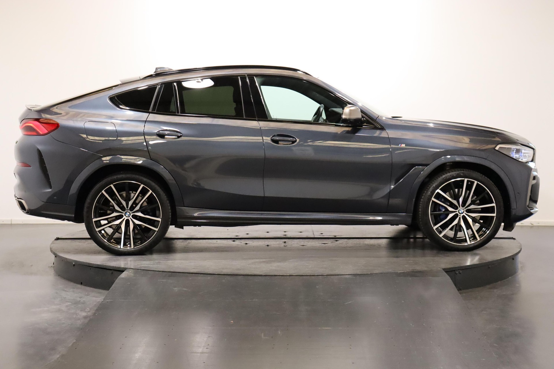 BMW X6 M50i-image-3