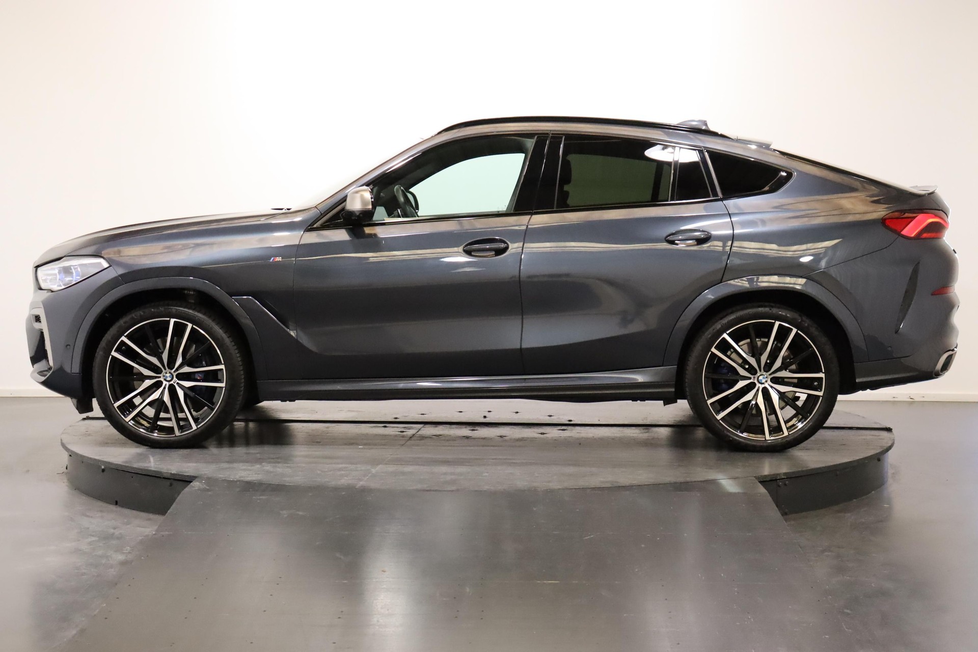 BMW X6 M50i-image-2