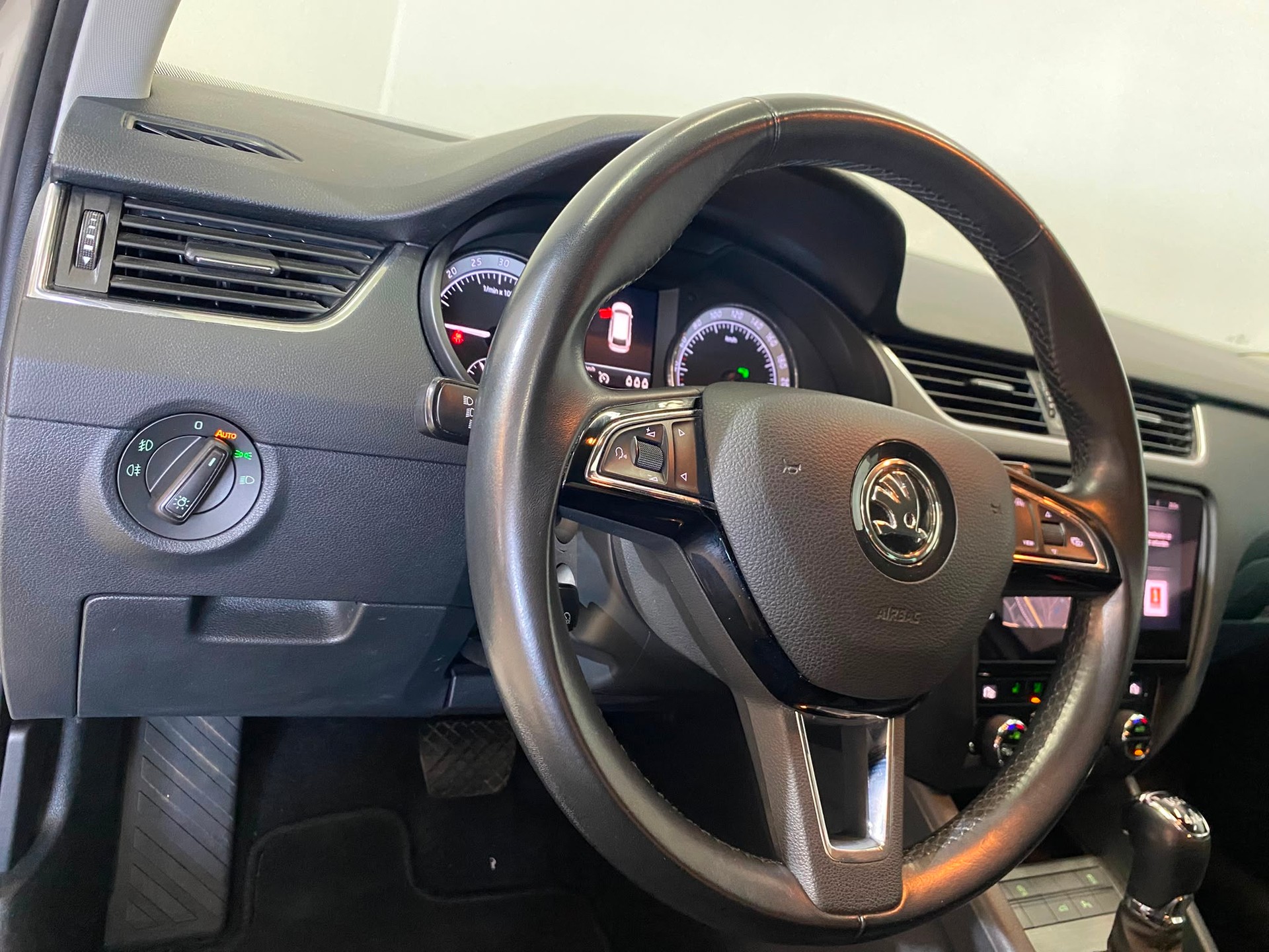 SKODA Octavia Combi 2.0 TDI Style 4x4 DSG-image-6