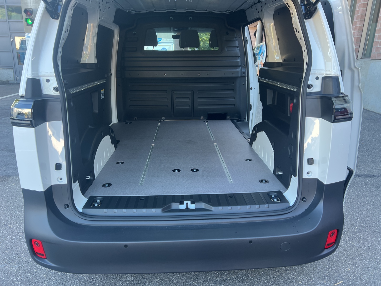 VW ID. Buzz Cargo Pure-image-9