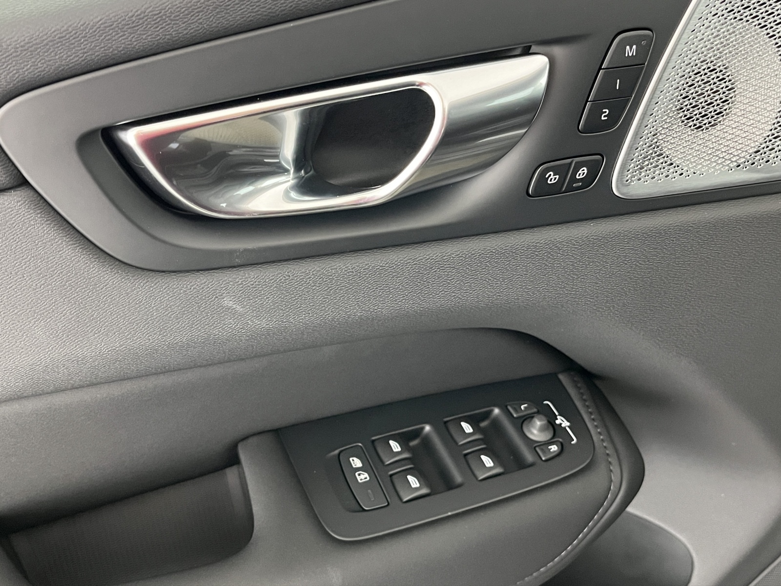 VOLVO XC60 2.0 T8 TE Black Edition eAWD-image-15