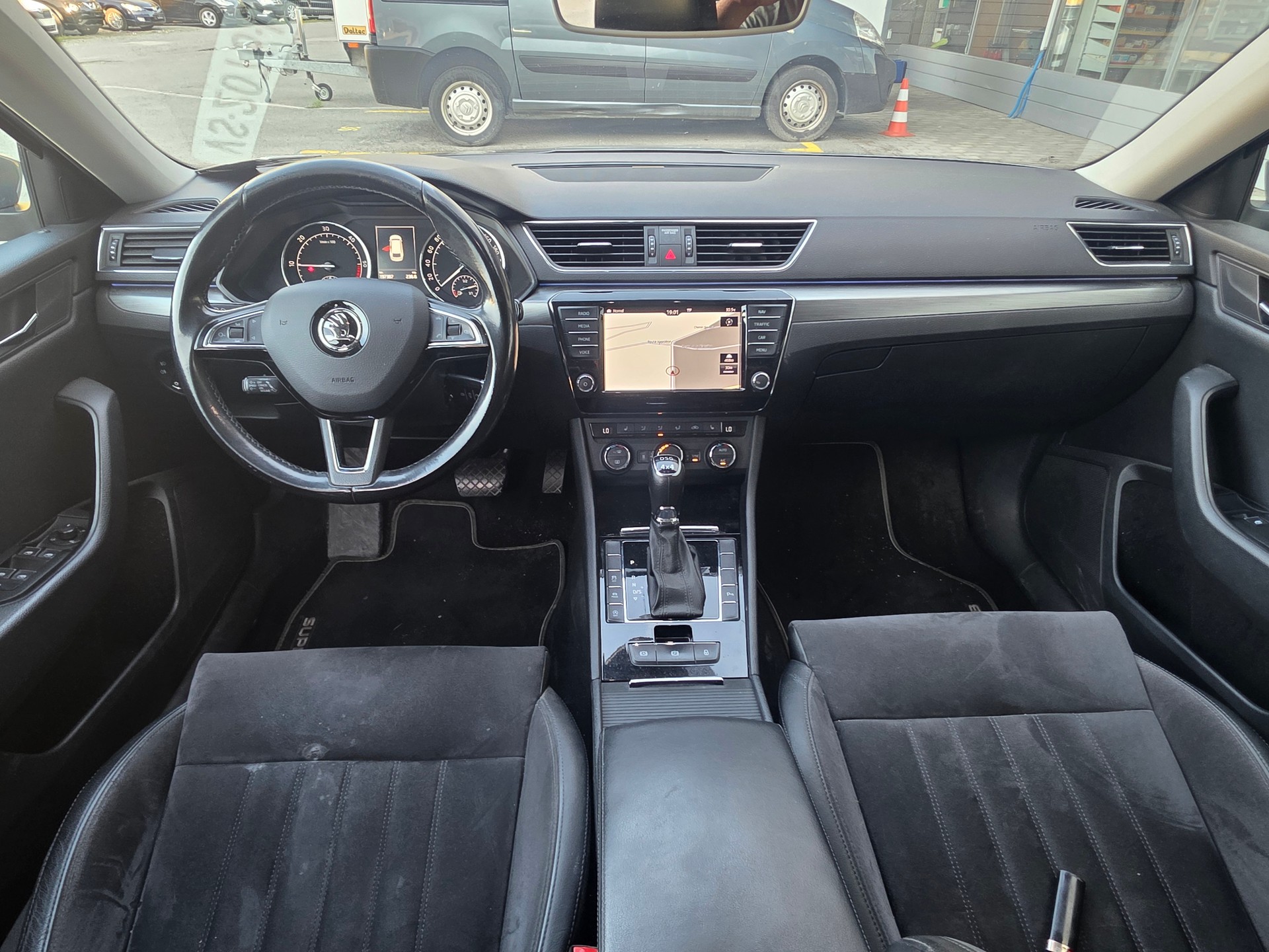 SKODA Superb Combi 2.0 TDi Style 4x4 DSG-image-9