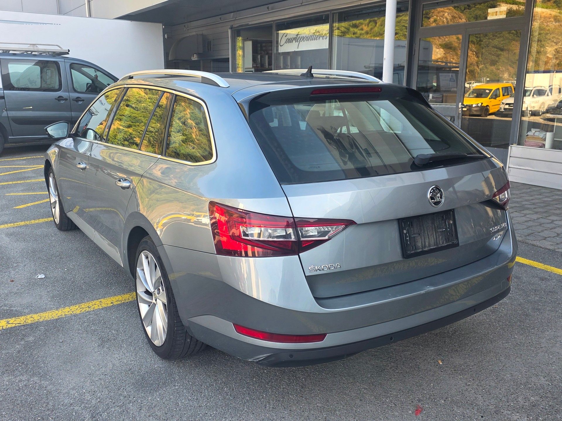 SKODA Superb Combi 2.0 TDi Style 4x4 DSG-image-2