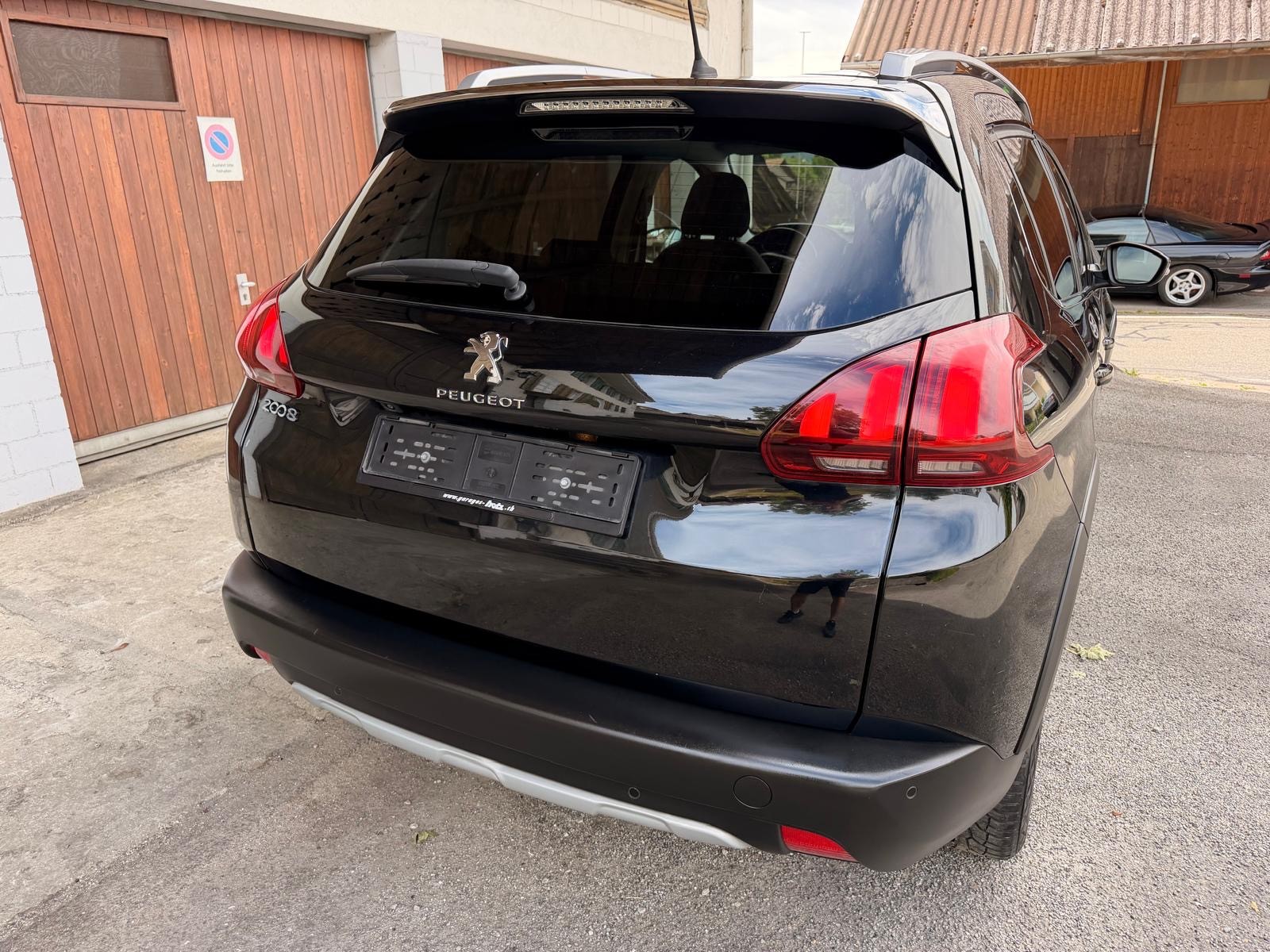 PEUGEOT 2008 1.2 PureTech Allurre EAT6-image-3