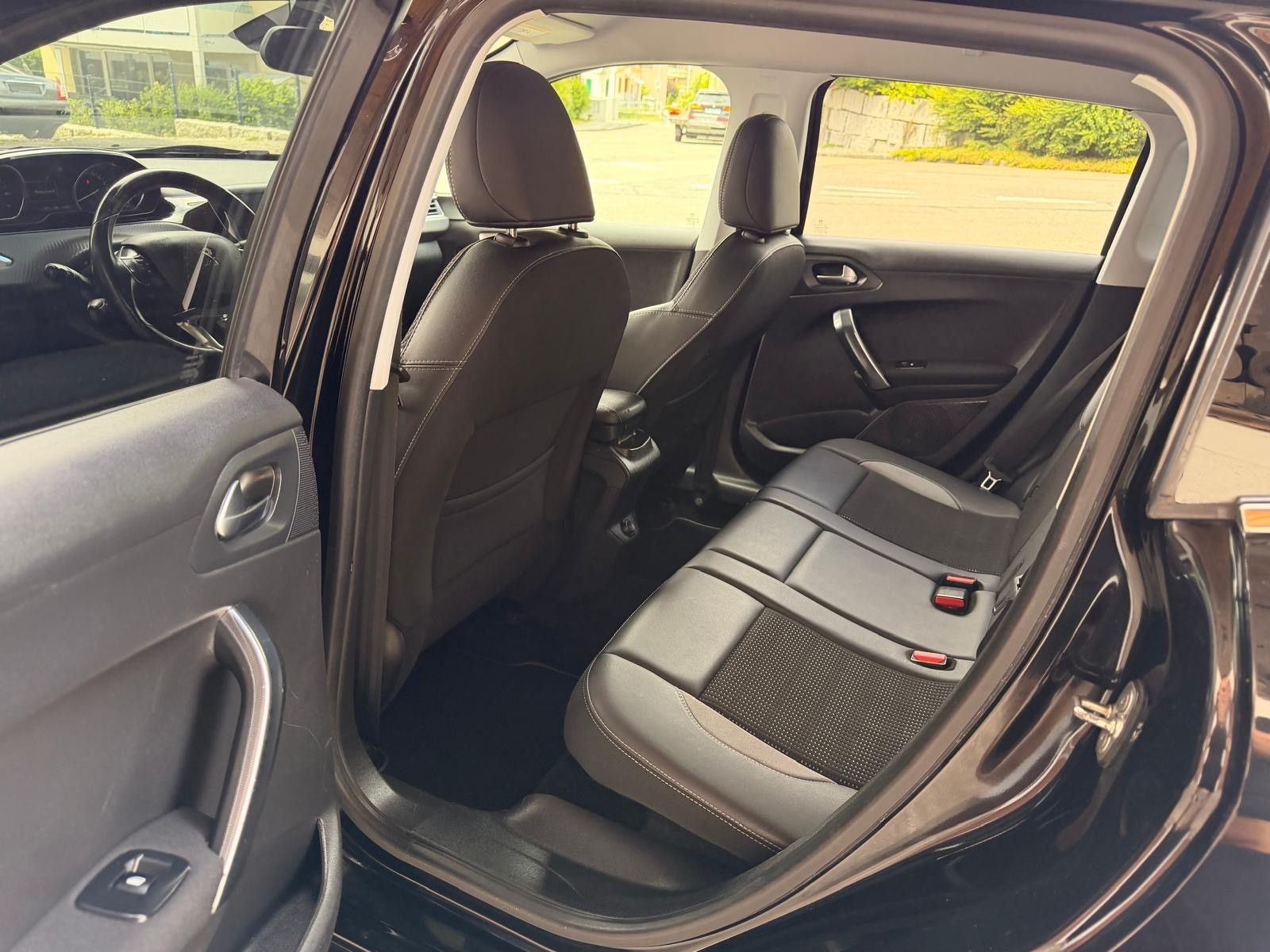 PEUGEOT 2008 1.2 PureTech Allurre EAT6-image-9