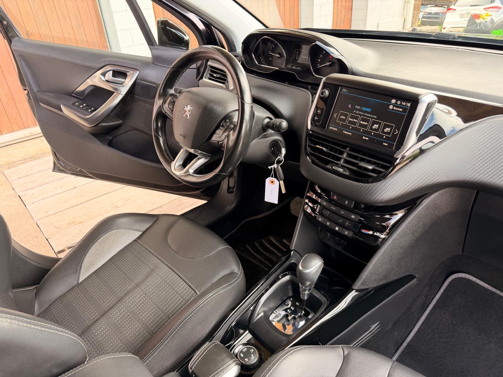 PEUGEOT 2008 1.2 PureTech Allurre EAT6-image-12