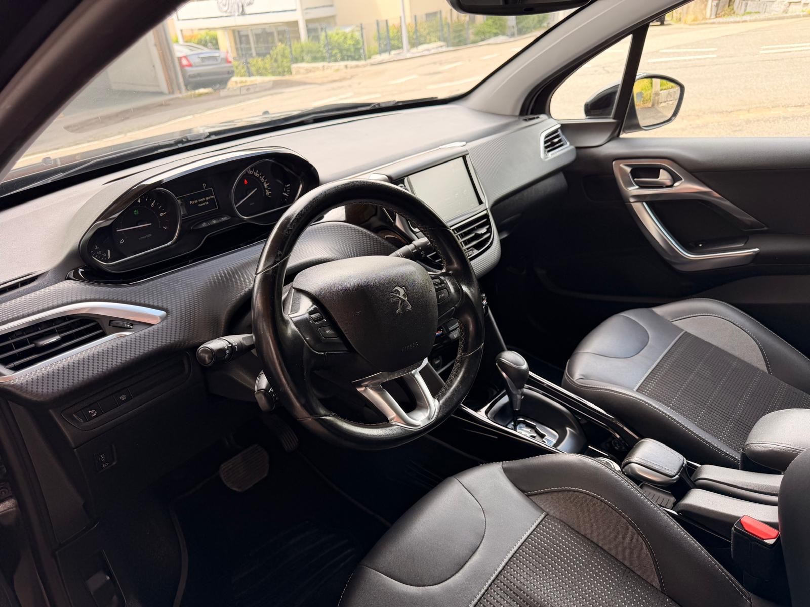 PEUGEOT 2008 1.2 PureTech Allurre EAT6-image-8