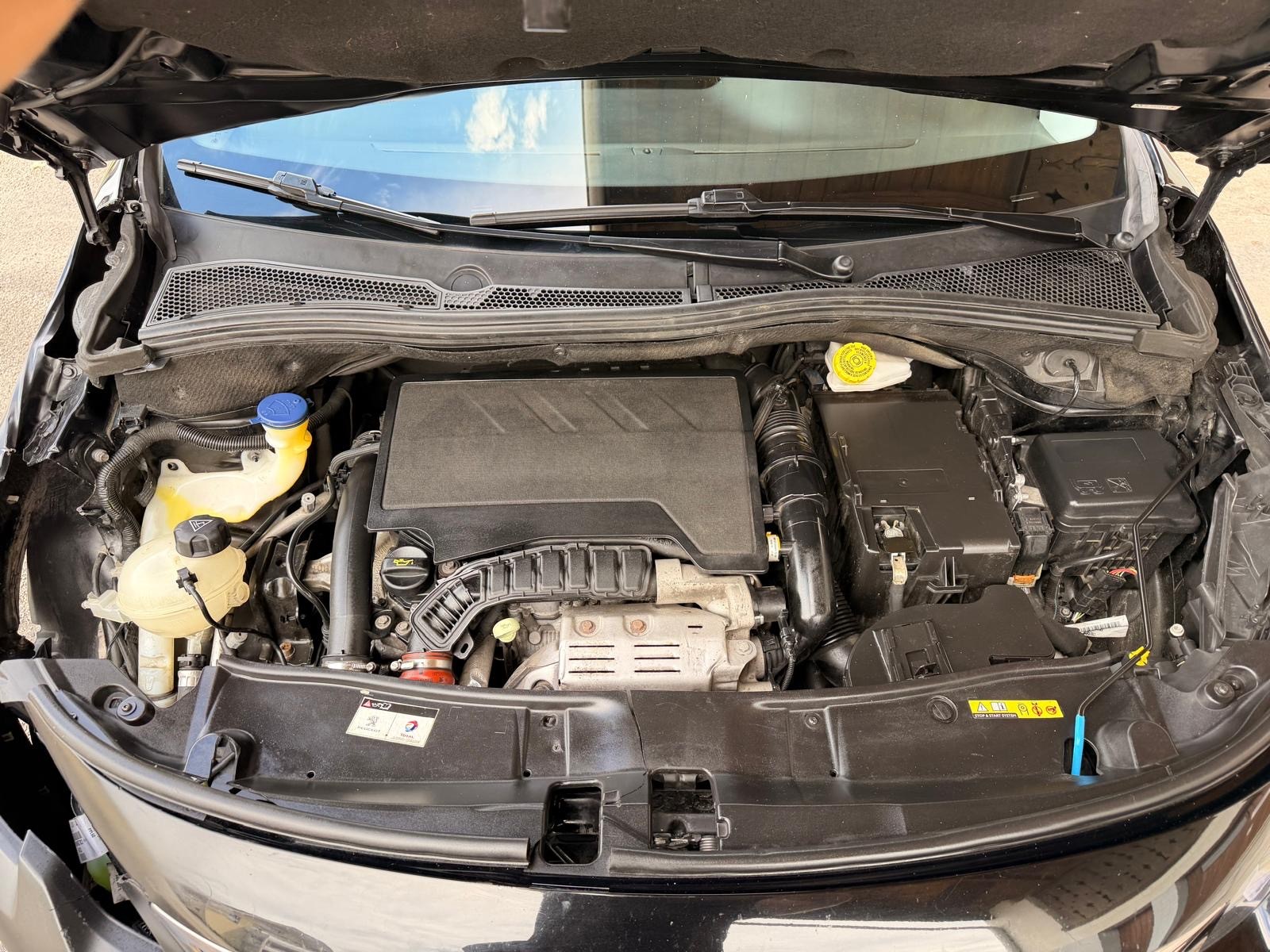 PEUGEOT 2008 1.2 PureTech Allurre EAT6-image-7