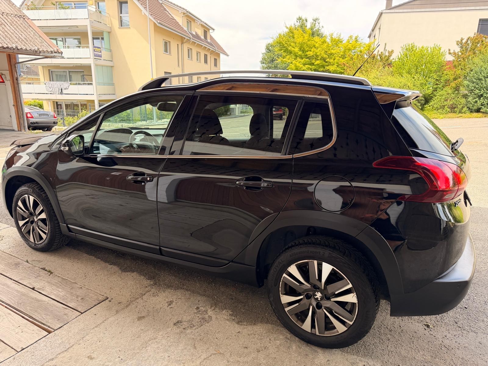 PEUGEOT 2008 1.2 PureTech Allurre EAT6-image-1