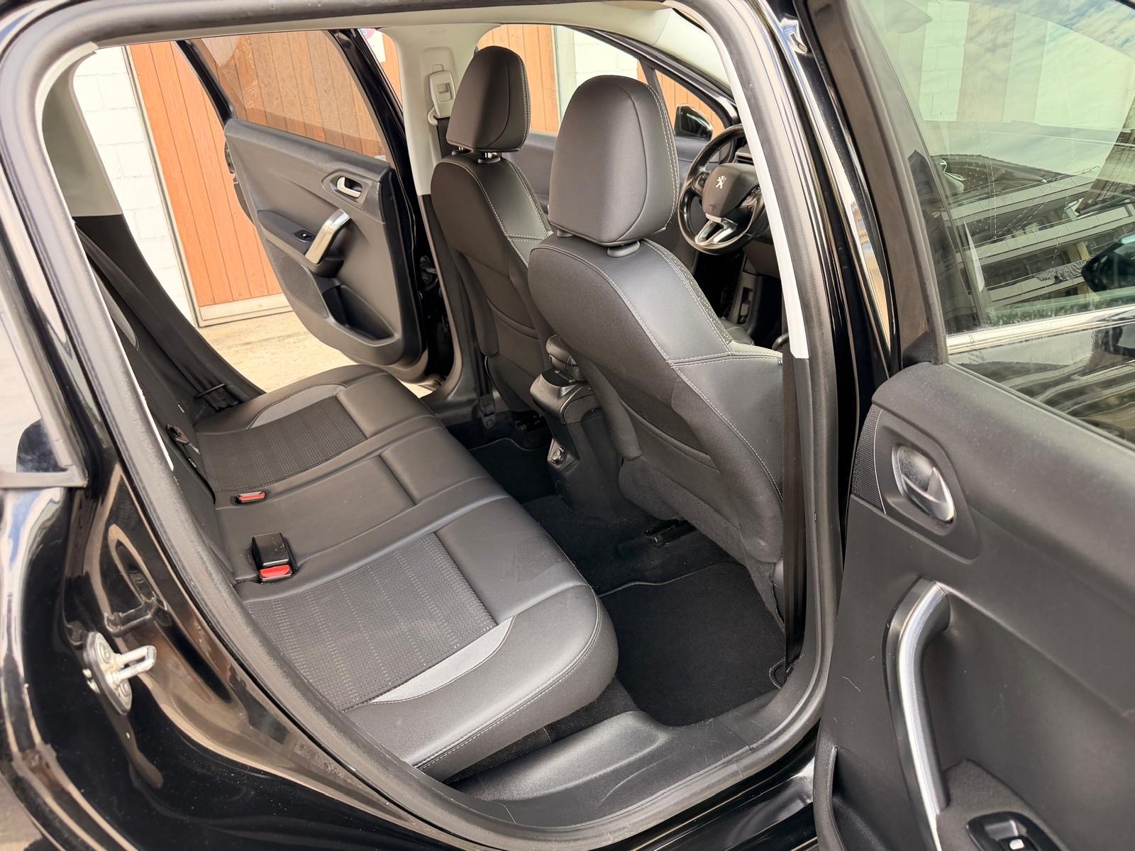 PEUGEOT 2008 1.2 PureTech Allurre EAT6-image-10