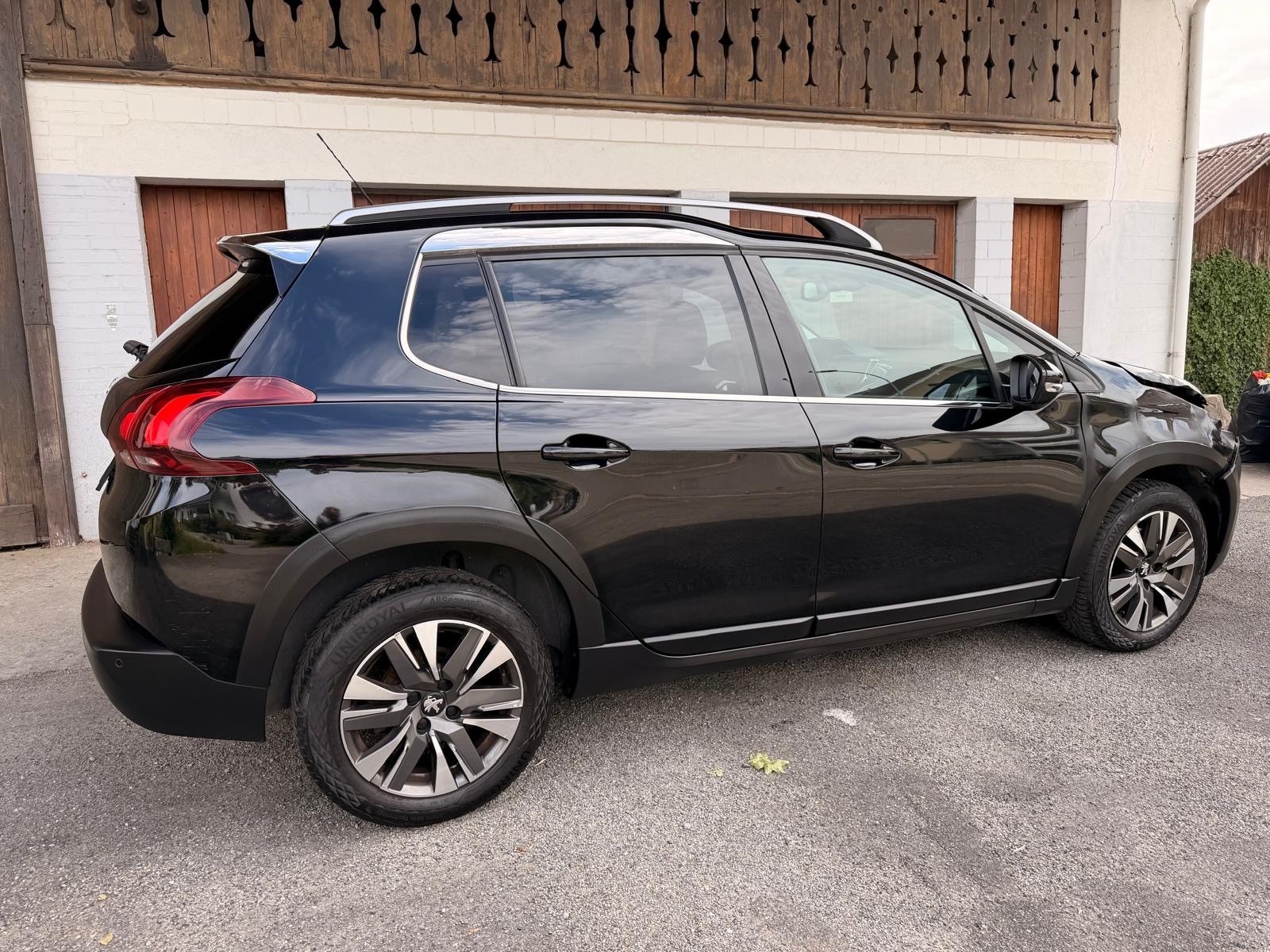 PEUGEOT 2008 1.2 PureTech Allurre EAT6-image-4