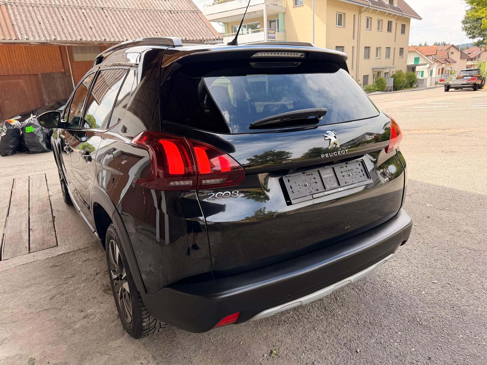 PEUGEOT 2008 1.2 PureTech Allurre EAT6-image-2