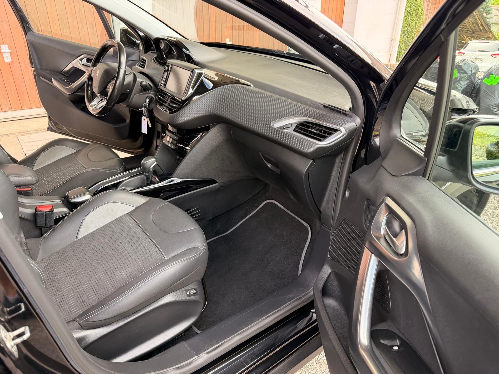 PEUGEOT 2008 1.2 PureTech Allurre EAT6-image-11