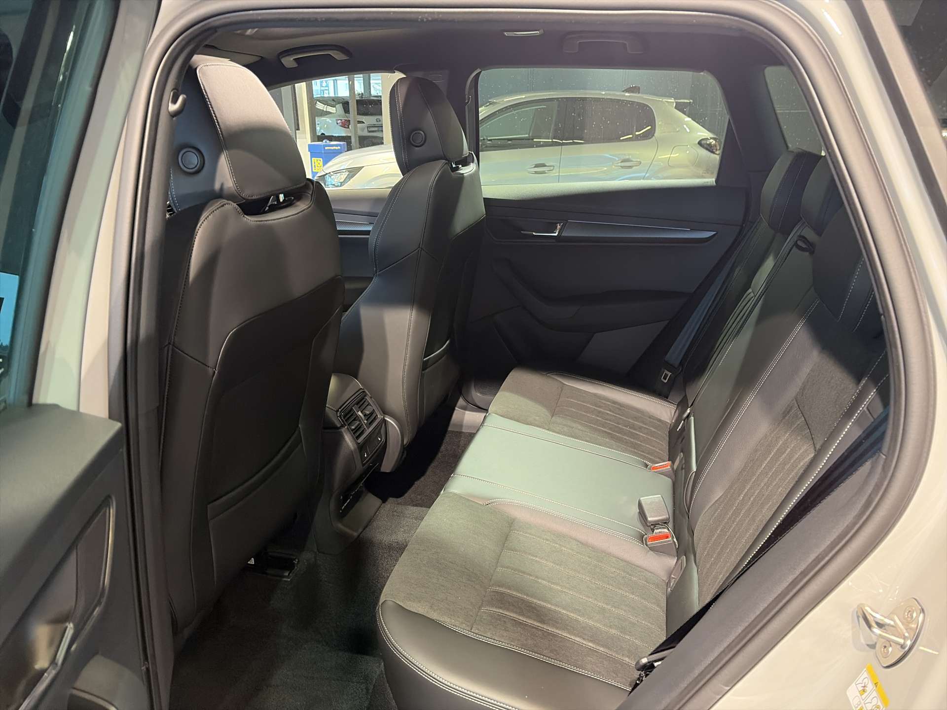 SKODA Karoq 2.0 TSi SportLine 4x4 DSG-Automat-image-6