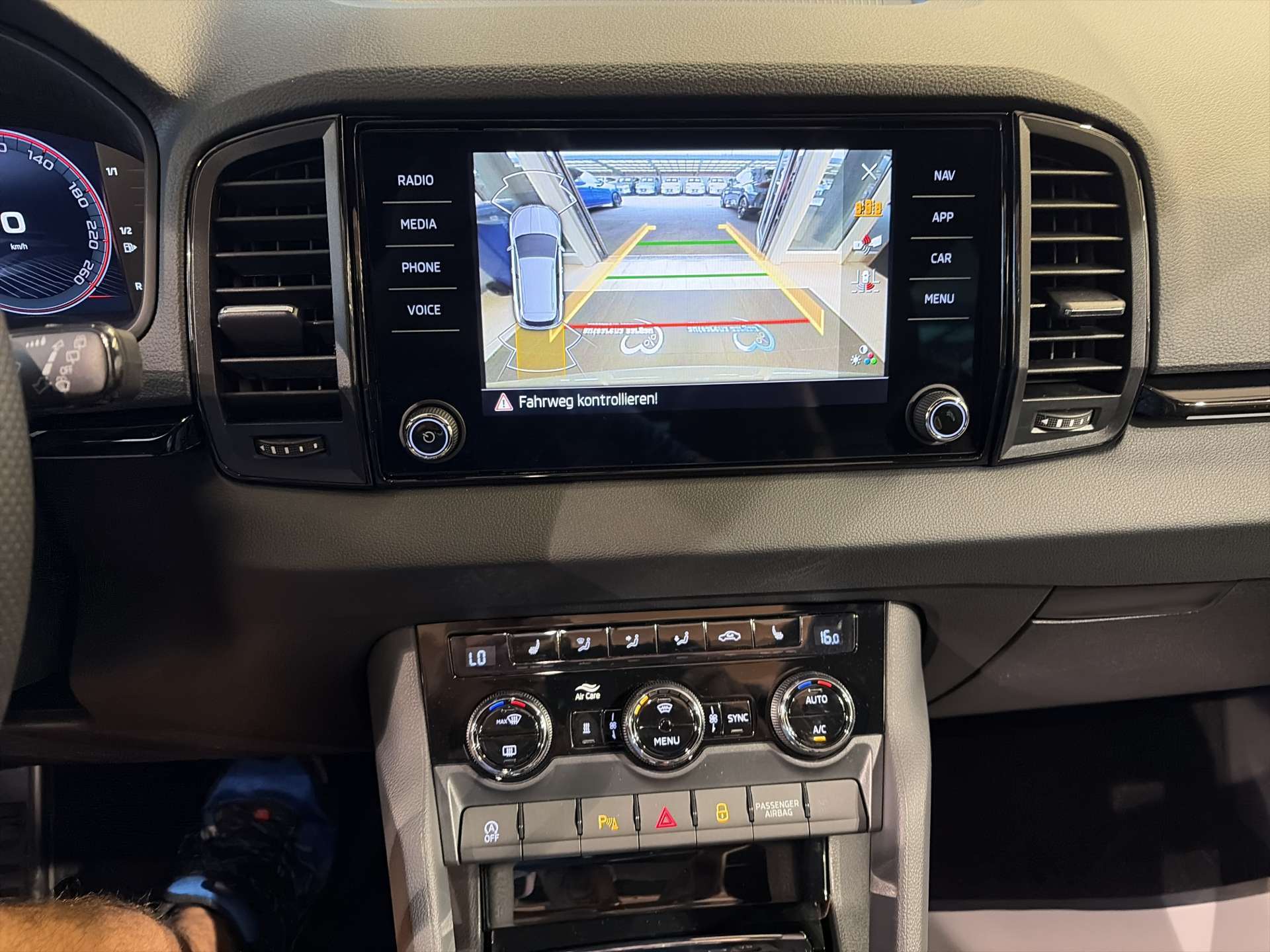 SKODA Karoq 2.0 TSi SportLine 4x4 DSG-Automat-image-9