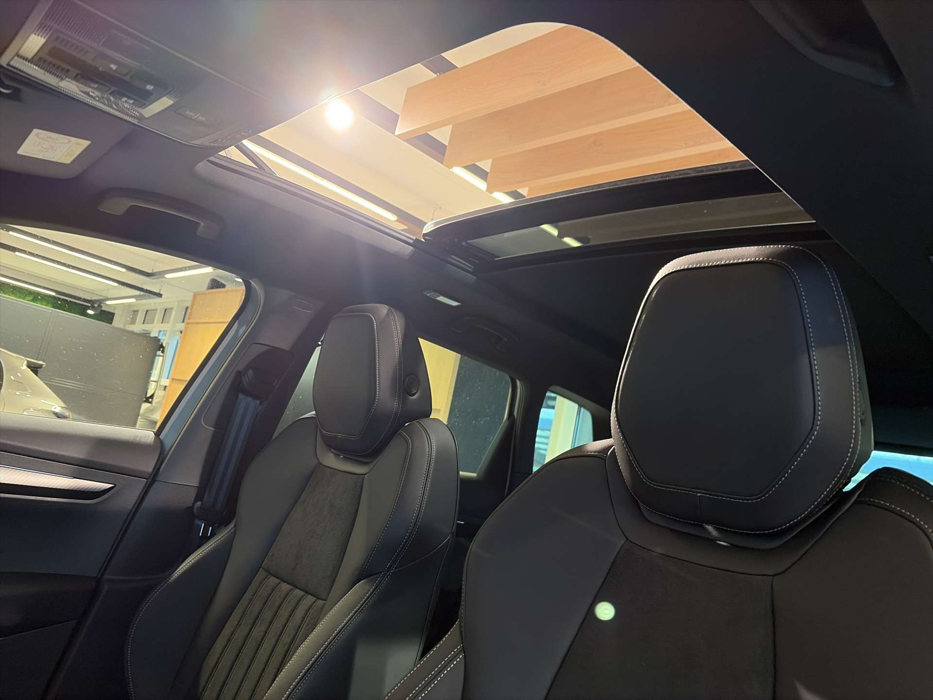SKODA Karoq 2.0 TSi SportLine 4x4 DSG-Automat-image-14