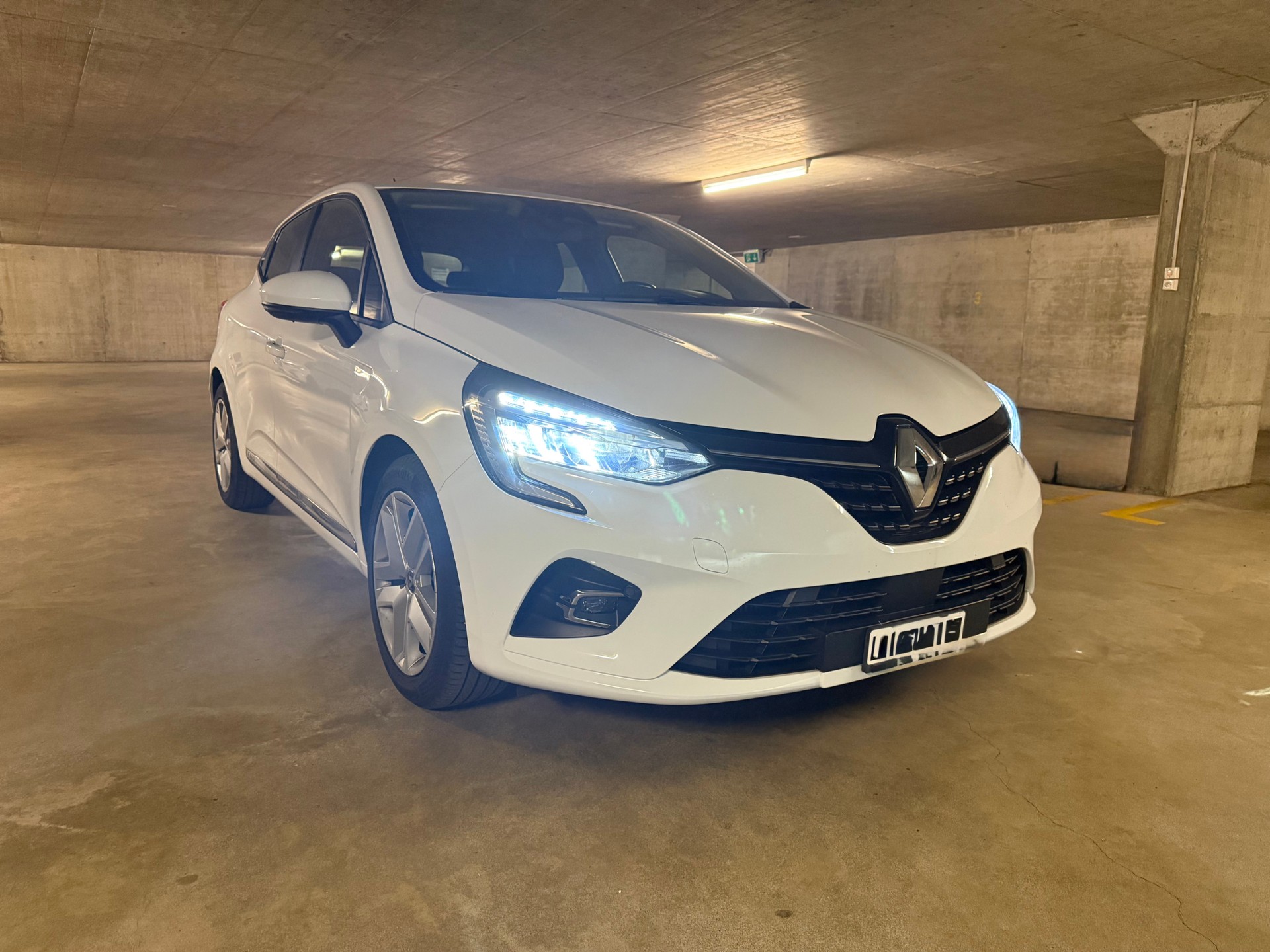 RENAULT Clio 1.0 Business-showroom-element-1