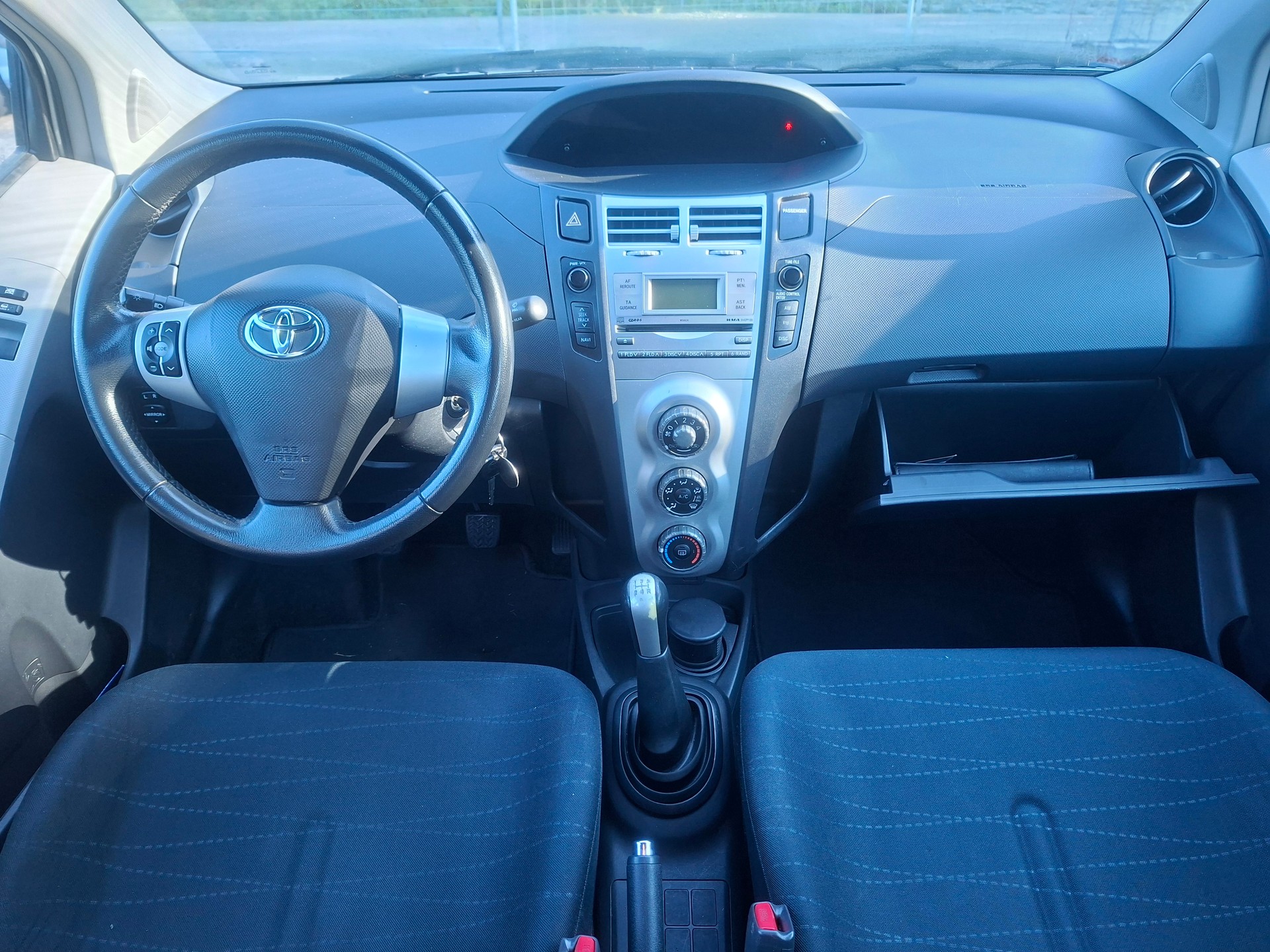 TOYOTA Yaris 1.3 Linea Sol-image-7