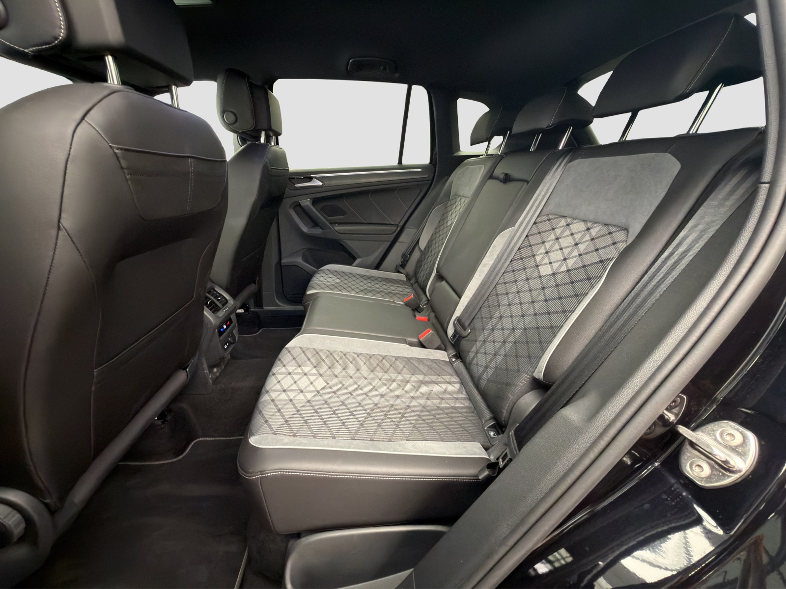 VW Tiguan 2.0TSI R-Line 4Motion DSG Black Style - Anhängekupplung - 360 Kamera - Matrix-LED-image-10