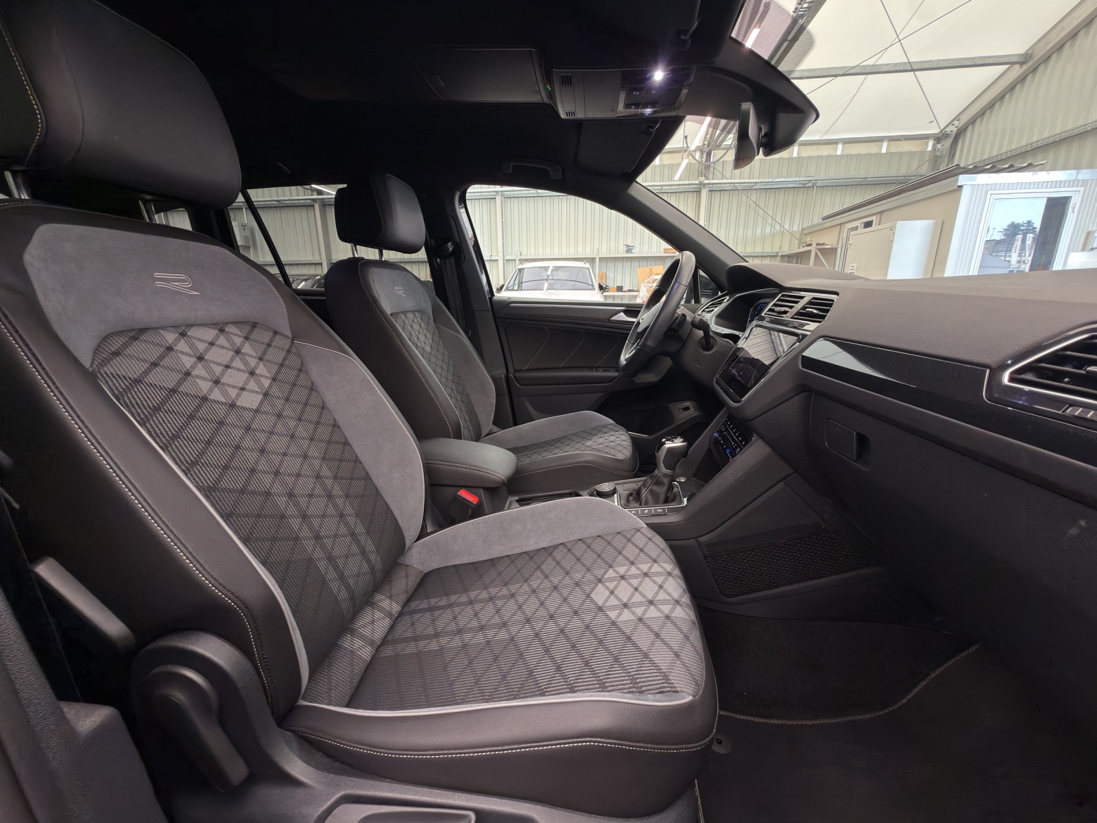 VW Tiguan 2.0TSI R-Line 4Motion DSG Black Style - Anhängekupplung - 360 Kamera - Matrix-LED-image-11