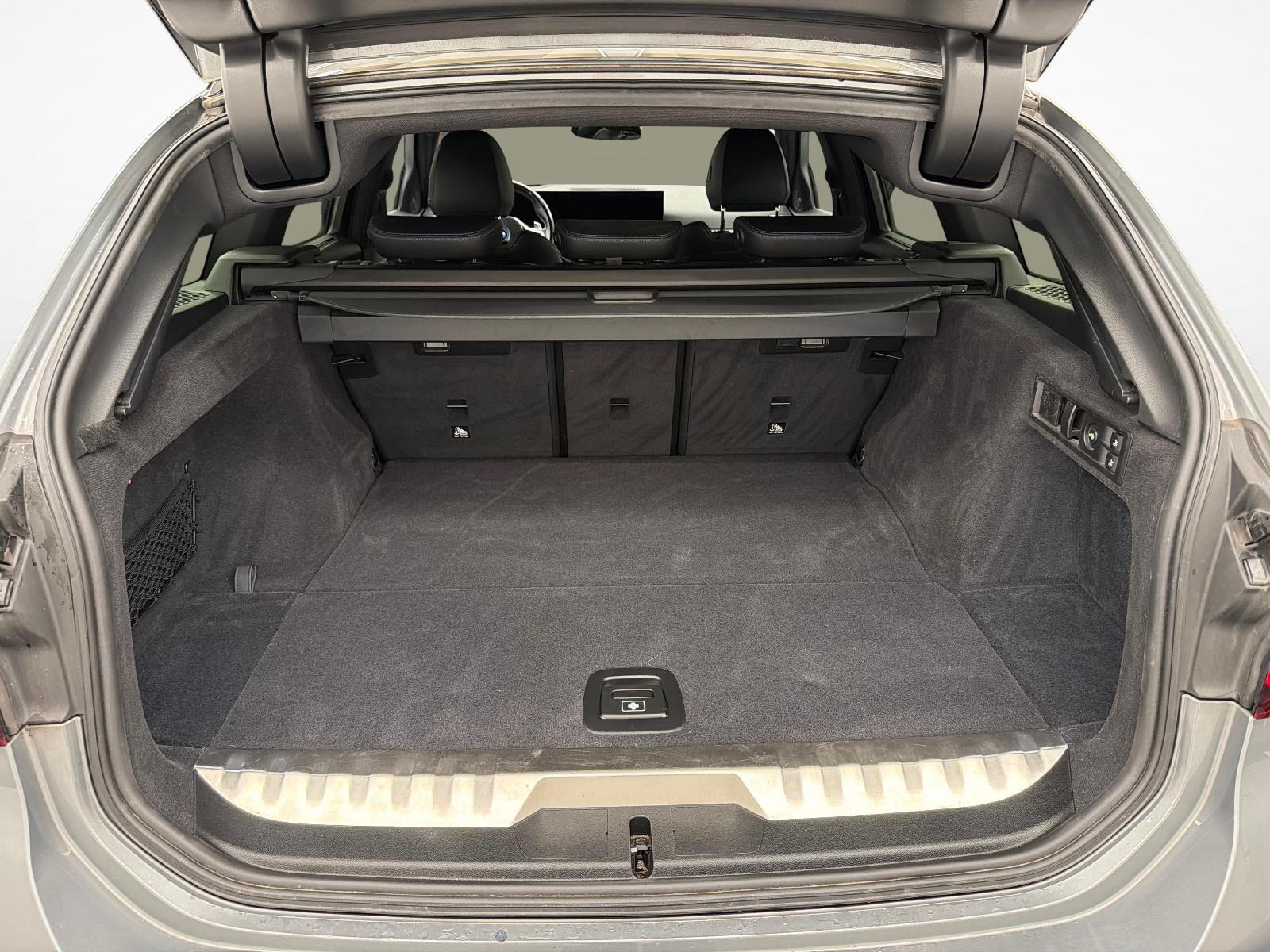 BMW 330e xDrive Touring-image-20