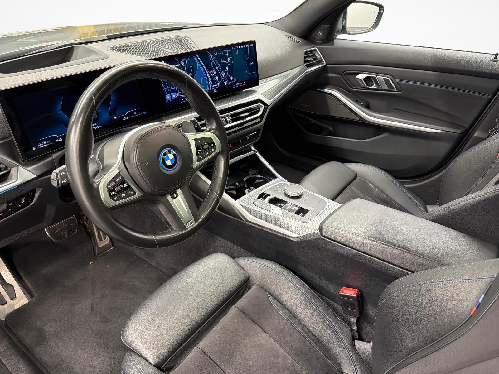 BMW 330e xDrive Touring-image-11