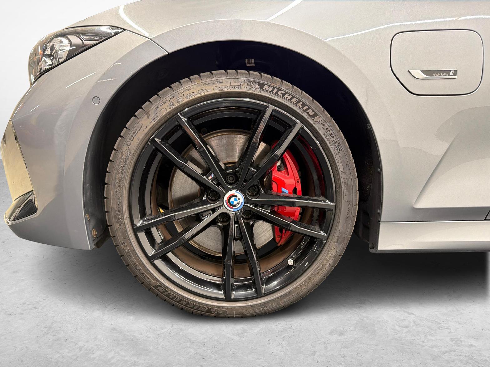 BMW 330e xDrive Touring-image-10