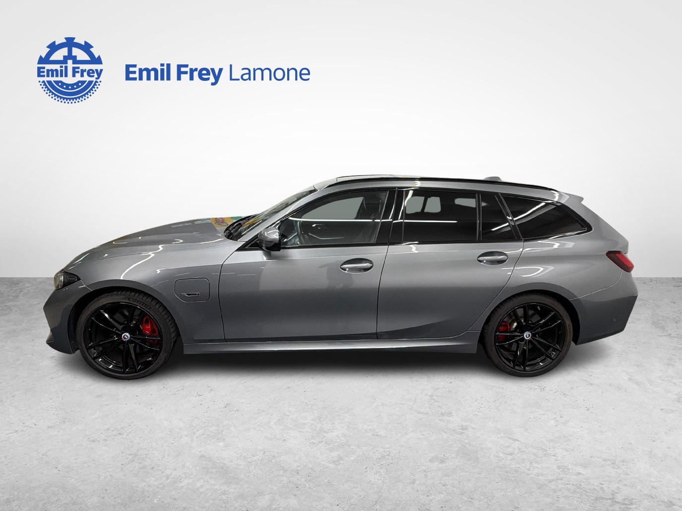 BMW 330e xDrive Touring-image-3
